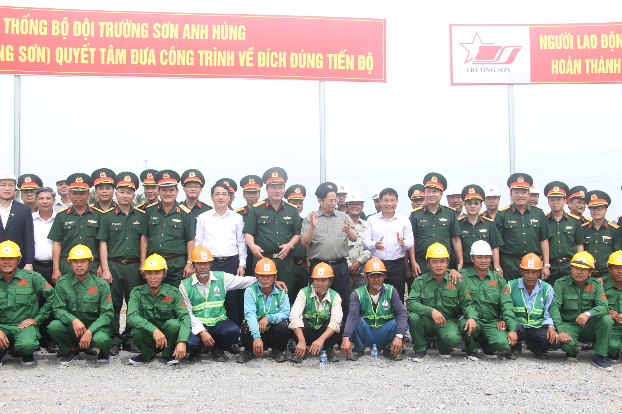 Chùm ảnh: Thủ tướng thị sát khu vực thi công cao tốc Cần Thơ - Hậu Giang - Ảnh 7. Chùm ảnh: Thủ tướng thị sát khu vực thi công cao tốc Cần Thơ - Hậu Giang - Ảnh 7.