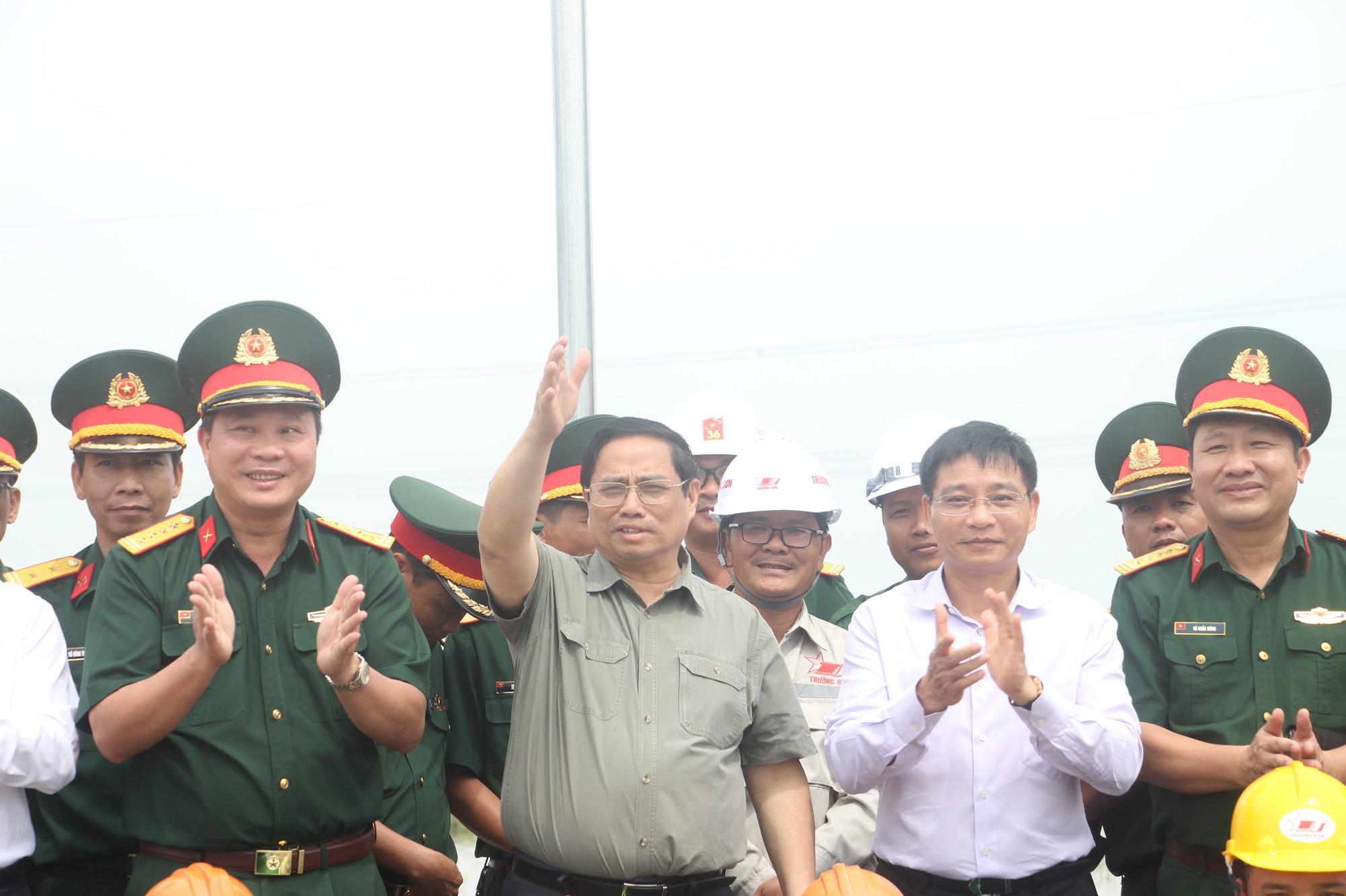 Chùm ảnh: Thủ tướng thị sát khu vực thi công cao tốc Cần Thơ - Hậu Giang - Ảnh 8. Chùm ảnh: Thủ tướng thị sát khu vực thi công cao tốc Cần Thơ - Hậu Giang - Ảnh 8.