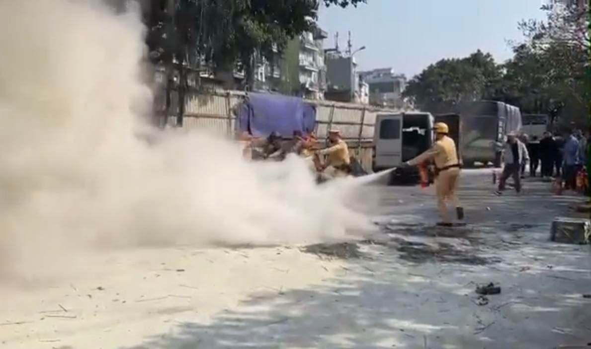 Các chiến sĩ CSGT Hà Nội nhanh trí dập đám cháy trong bãi để xe ô tô - Ảnh 1.