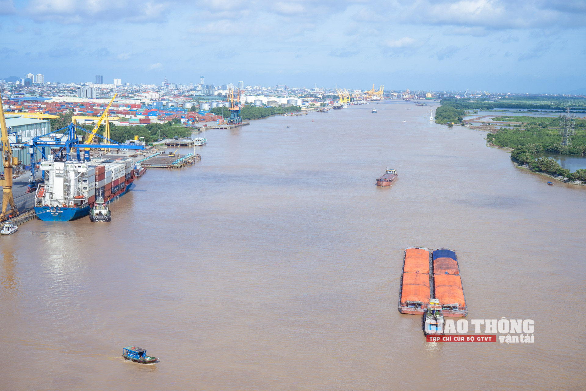 Tháng đầu năm 2023, vận tải tiếp đà tăng trưởng, TNGT giảm sâu - Ảnh 1.