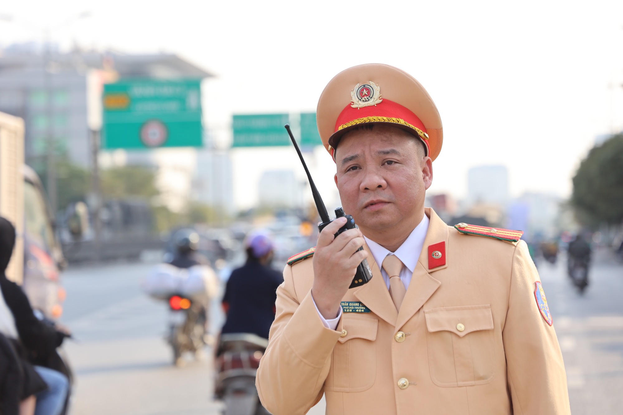 Chuyện đón giao thừa ngoài đường của những chiến sỹ CSGT - Ảnh 1.