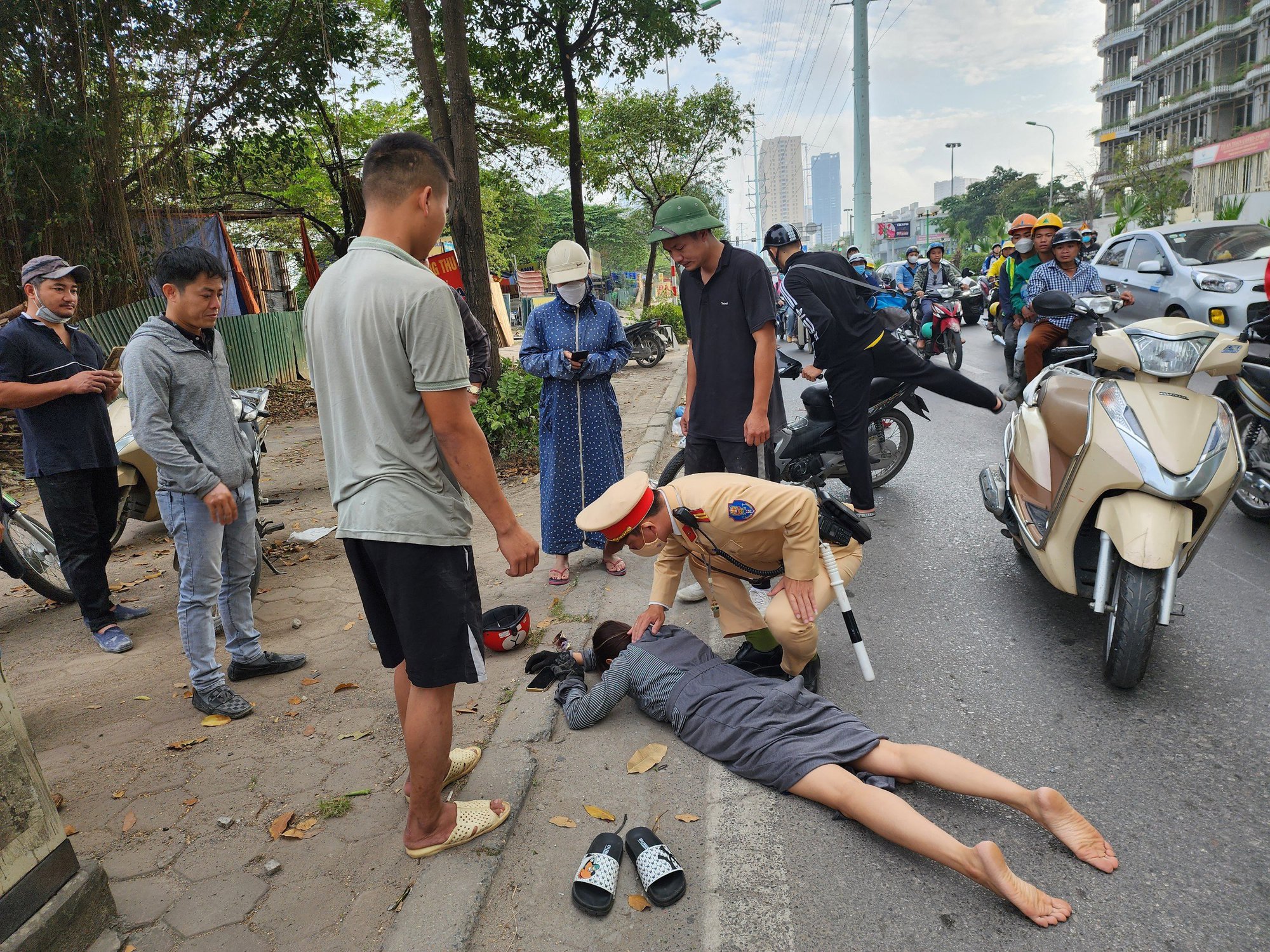 Chuyện đón giao thừa ngoài đường của những chiến sỹ CSGT - Ảnh 2.