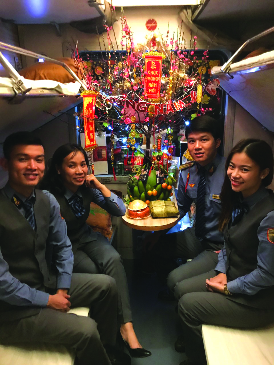 Anh chị em tổ tàu thuộc Đoàn Tiếp viên Đường sắt Hà Nội chuẩn bị đón giao thừa trên tàu