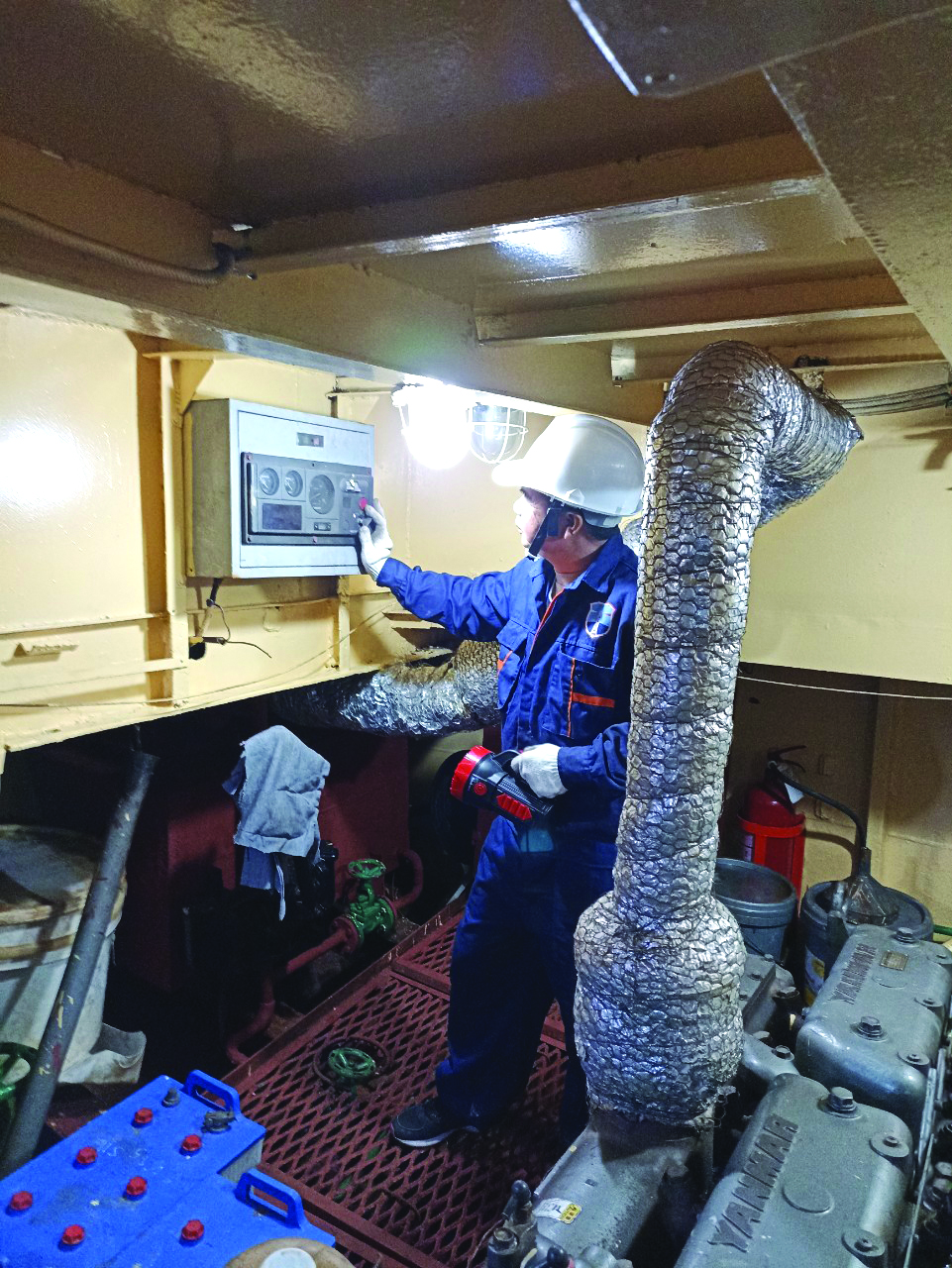 Anh Trần Quốc Thịnh làm nhiệm vụ dưới khoang máy tàu VS59 trong những ngày Tết