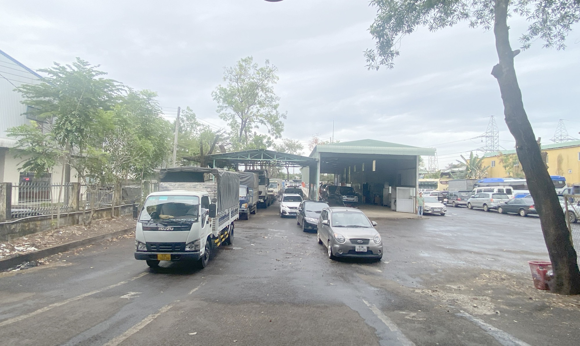 Bình Phước: Trung tâm đăng kiểm làm thêm giờ giải quyết lượng phương tiện tăng đột biến dịp Tết Nguyên đán - Ảnh 1.