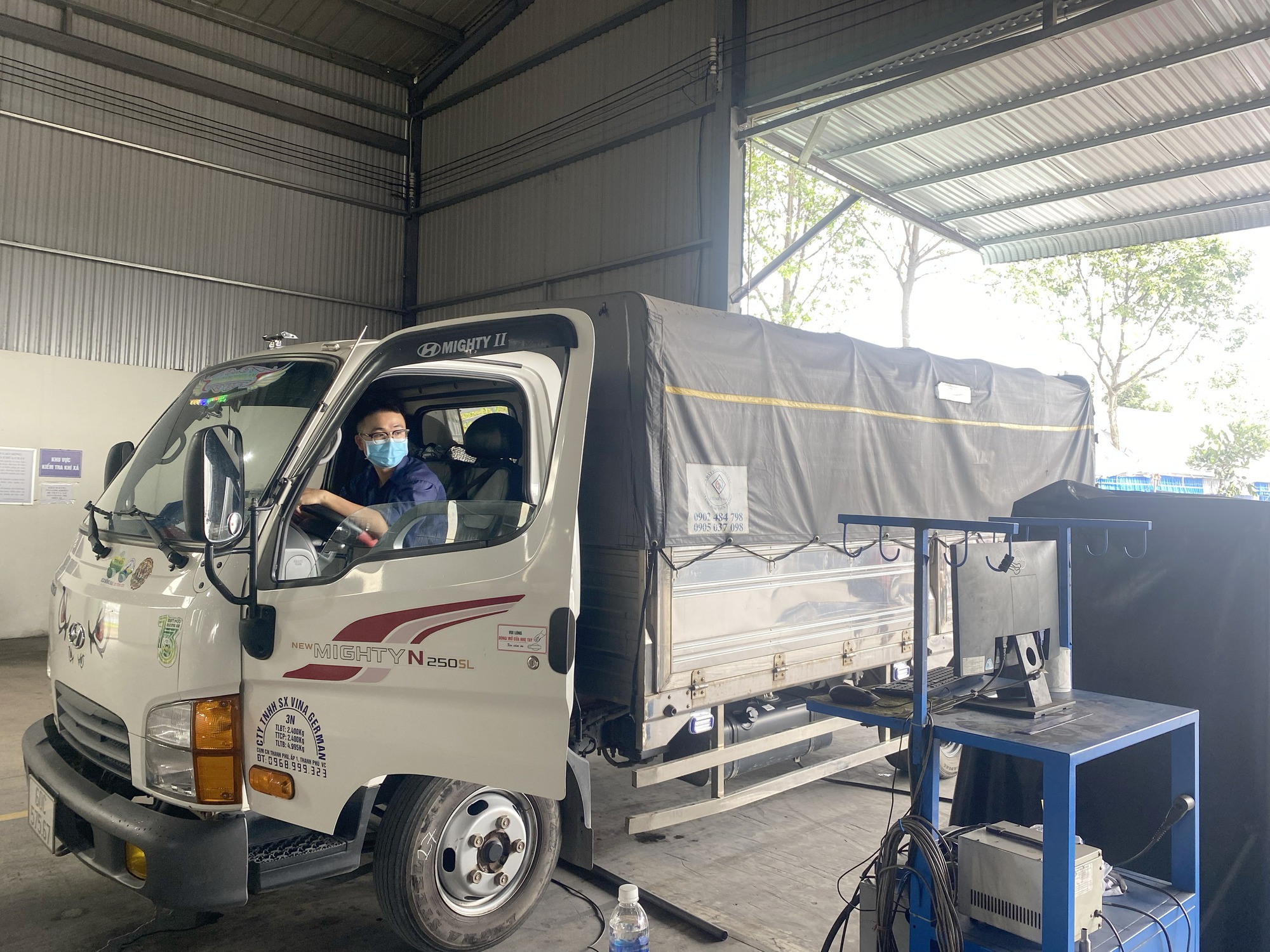 Bình Phước: Trung tâm đăng kiểm làm thêm giờ giải quyết lượng phương tiện tăng đột biến dịp Tết Nguyên đán - Ảnh 3.