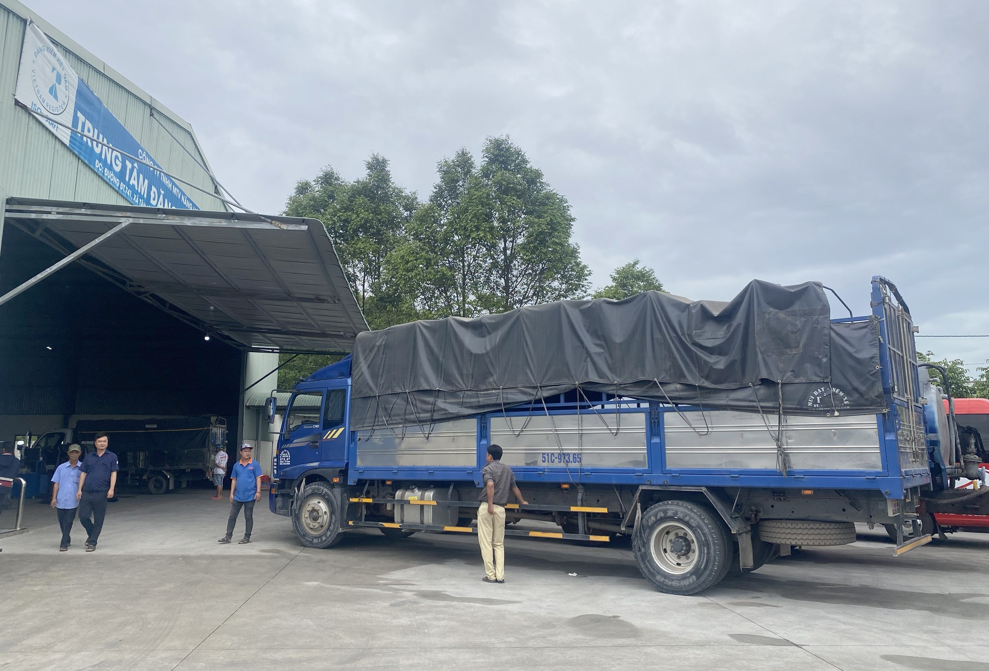 Bình Phước: Trung tâm đăng kiểm làm thêm giờ giải quyết lượng phương tiện tăng đột biến dịp Tết Nguyên đán - Ảnh 5.