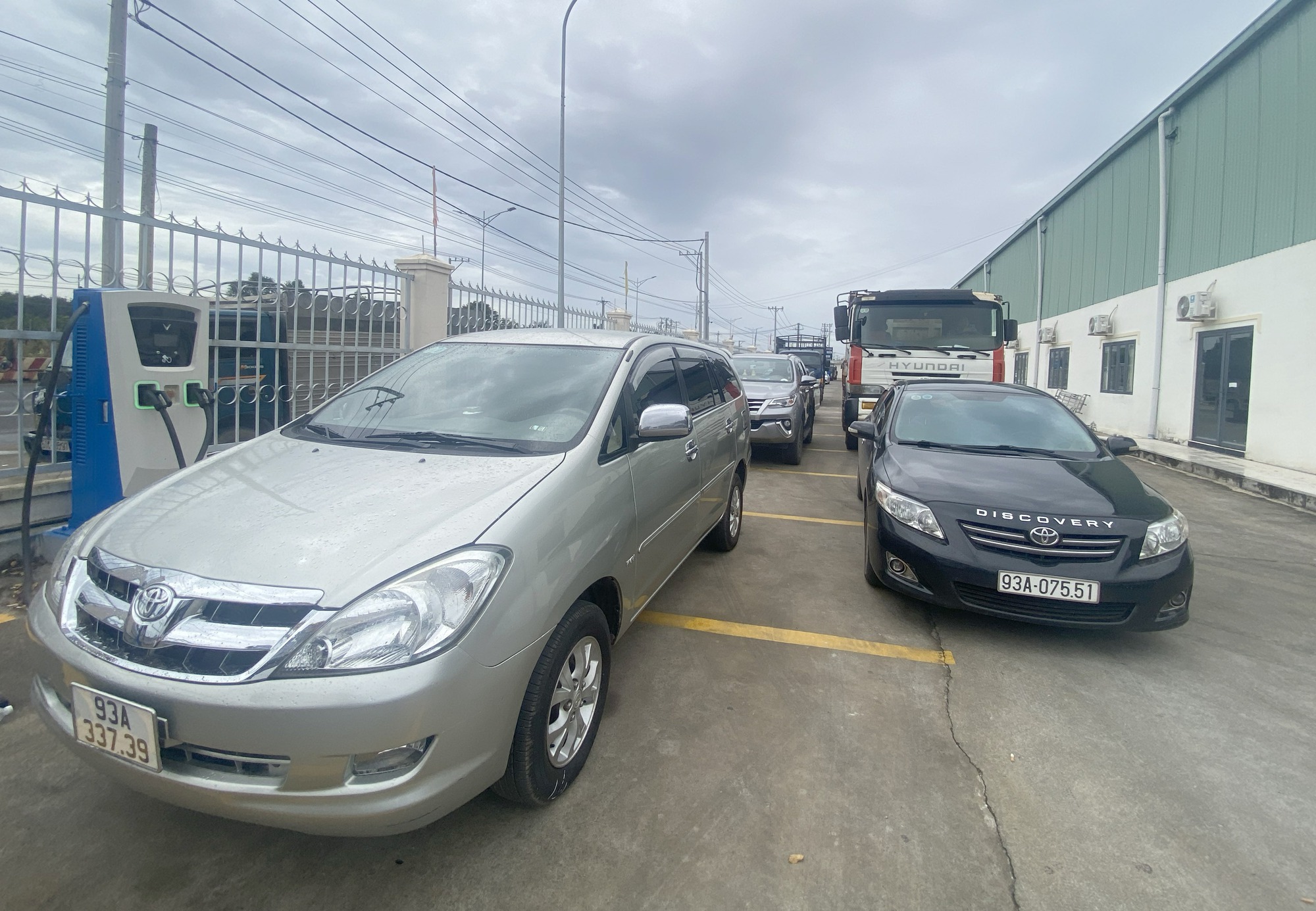 Bình Phước: Trung tâm đăng kiểm làm thêm giờ giải quyết lượng phương tiện tăng đột biến dịp Tết Nguyên đán - Ảnh 6.