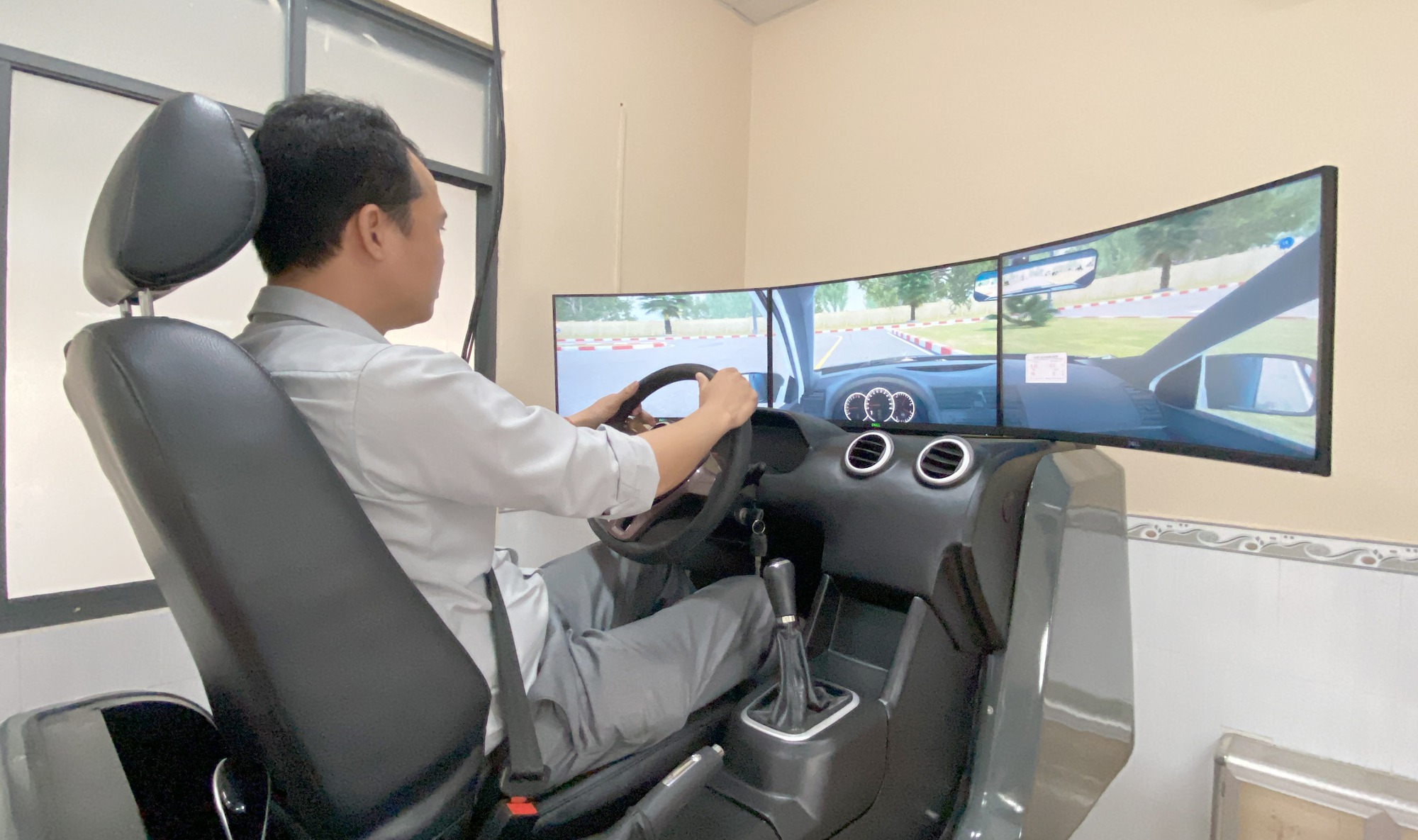 Bình Phước: Các cơ sở đào tạo lái xe "gặp khó" chưa lắp cabin điện tử - Ảnh 1.