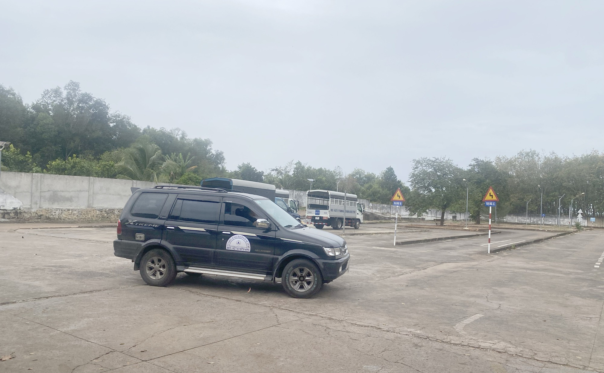 Bình Phước: Các cơ sở đào tạo lái xe "gặp khó" chưa lắp cabin điện tử - Ảnh 2.