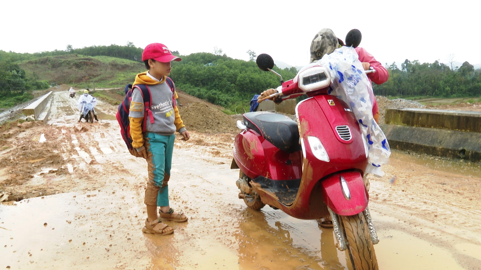 Công trình thủy lợi thi công dở dang khiến việc đi lại của người dân gặp khó khăn - Ảnh 1.