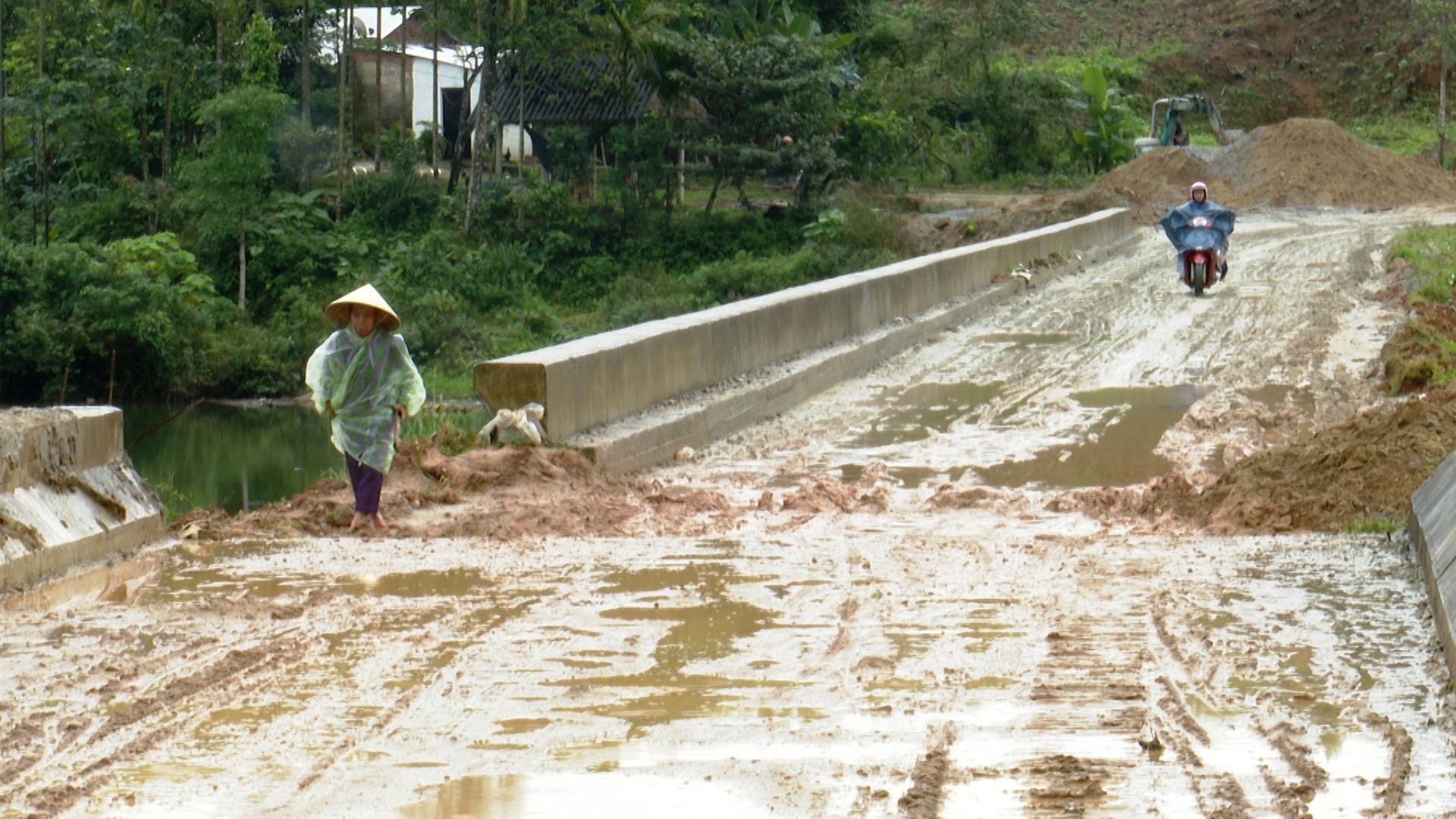 Công trình thủy lợi thi công dở dang khiến việc đi lại của người dân gặp khó khăn - Ảnh 2.