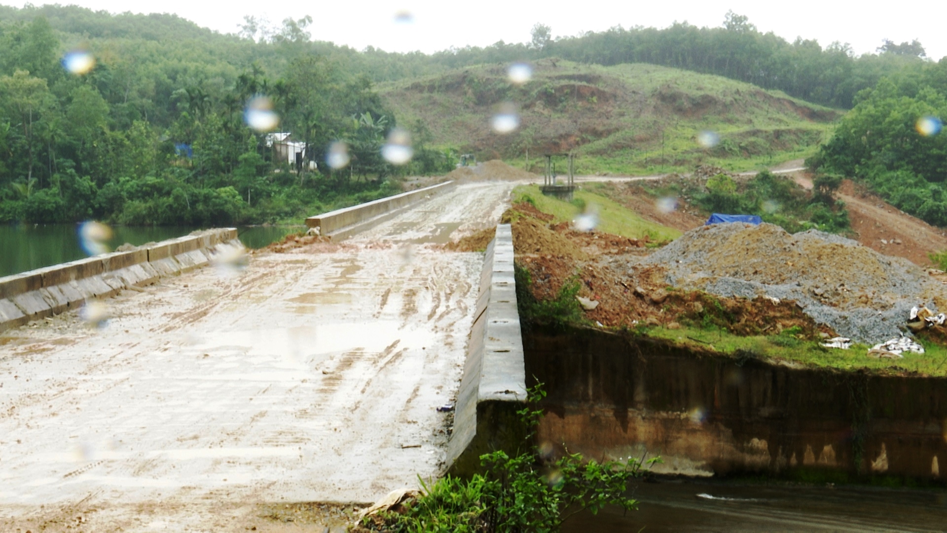 Công trình thủy lợi thi công dở dang khiến việc đi lại của người dân gặp khó khăn - Ảnh 3.