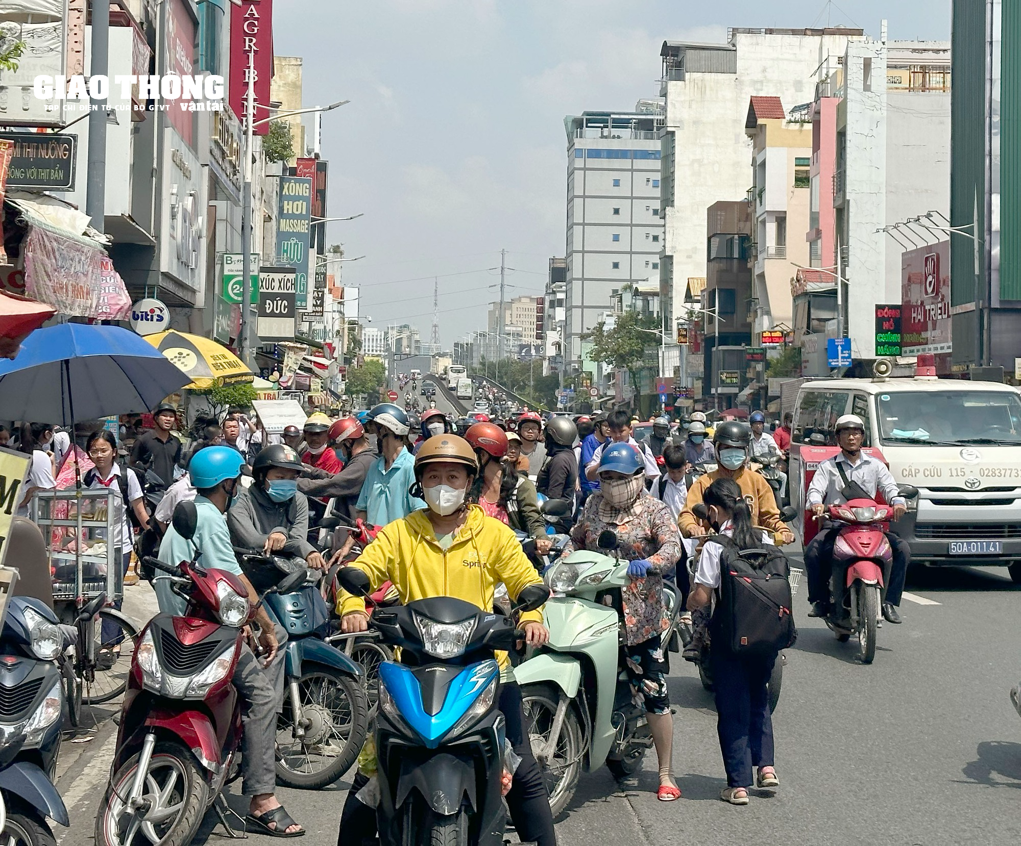 TP. HCM: Không đội mũ bảo hiểm cho con, nhiều phụ huynh bị CSGT phạt - Ảnh 9.