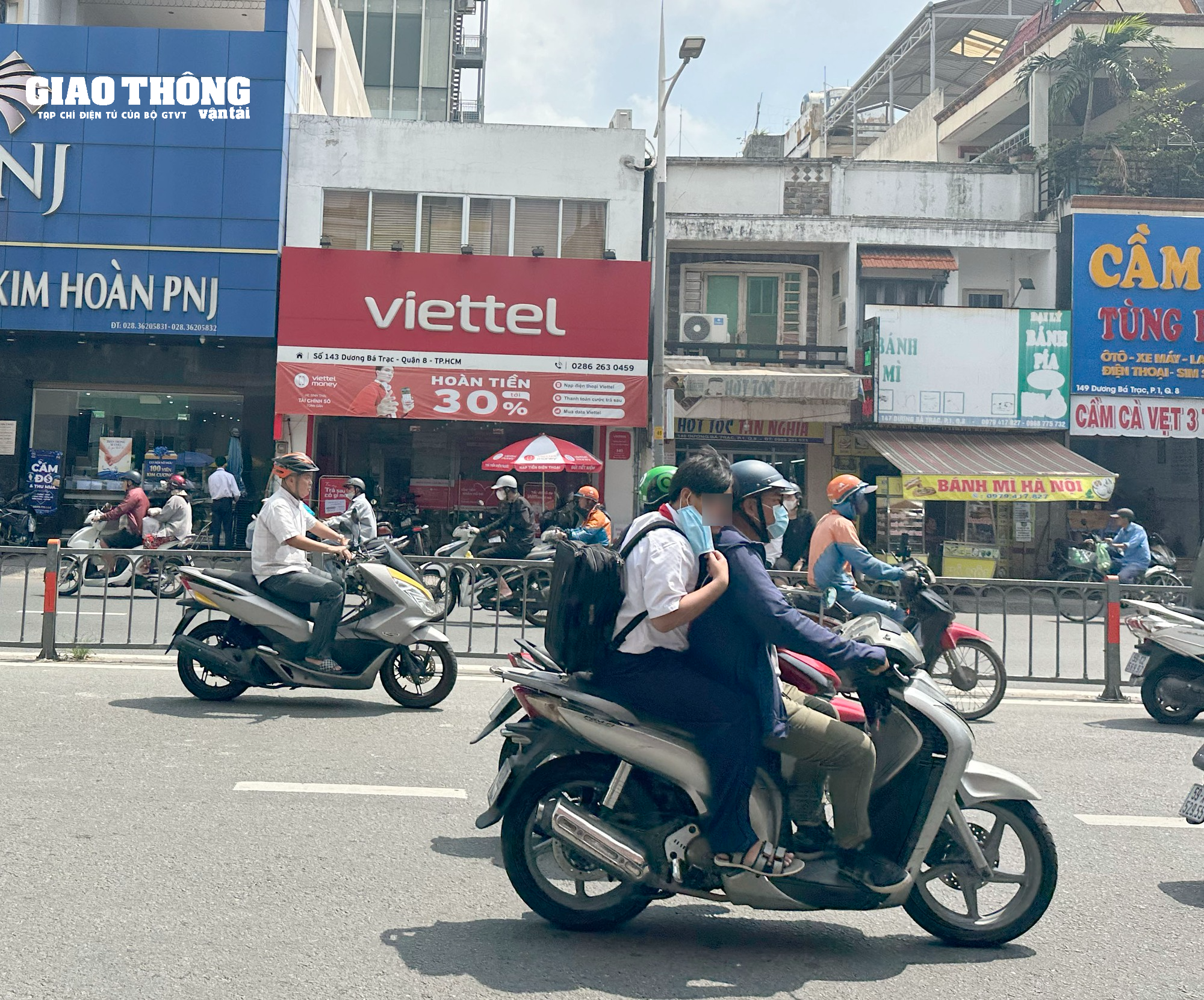 TP. HCM: Không đội mũ bảo hiểm cho con, nhiều phụ huynh bị CSGT phạt - Ảnh 8.