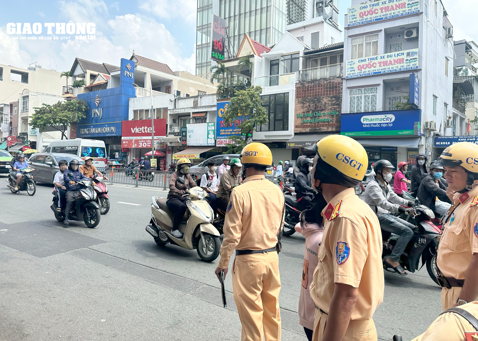 TP. HCM: Không đội mũ bảo hiểm cho con, nhiều phụ huynh bị CSGT phạt - Ảnh 1.