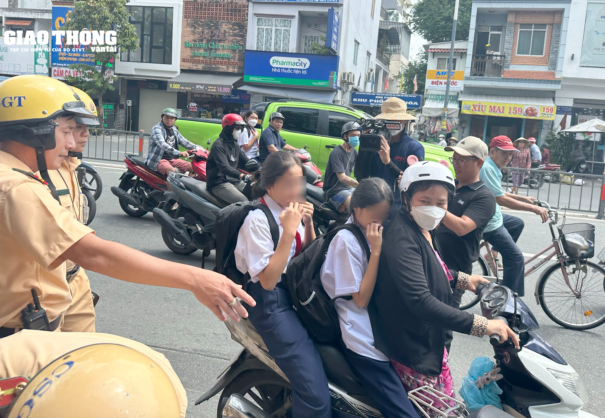 TP. HCM: Không đội mũ bảo hiểm cho con, nhiều phụ huynh bị CSGT phạt - Ảnh 4.