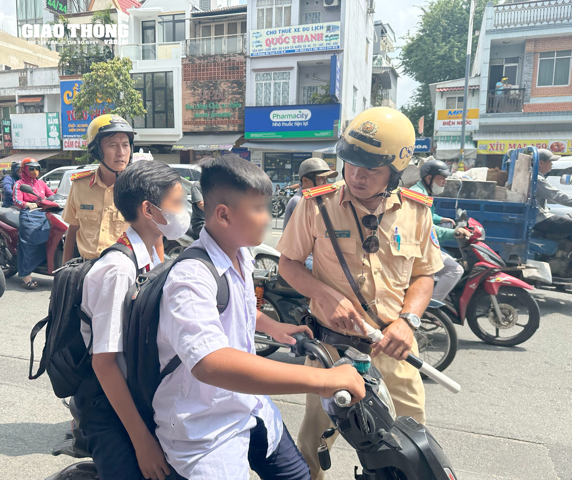 TP. HCM: Không đội mũ bảo hiểm cho con, nhiều phụ huynh bị CSGT phạt - Ảnh 10.