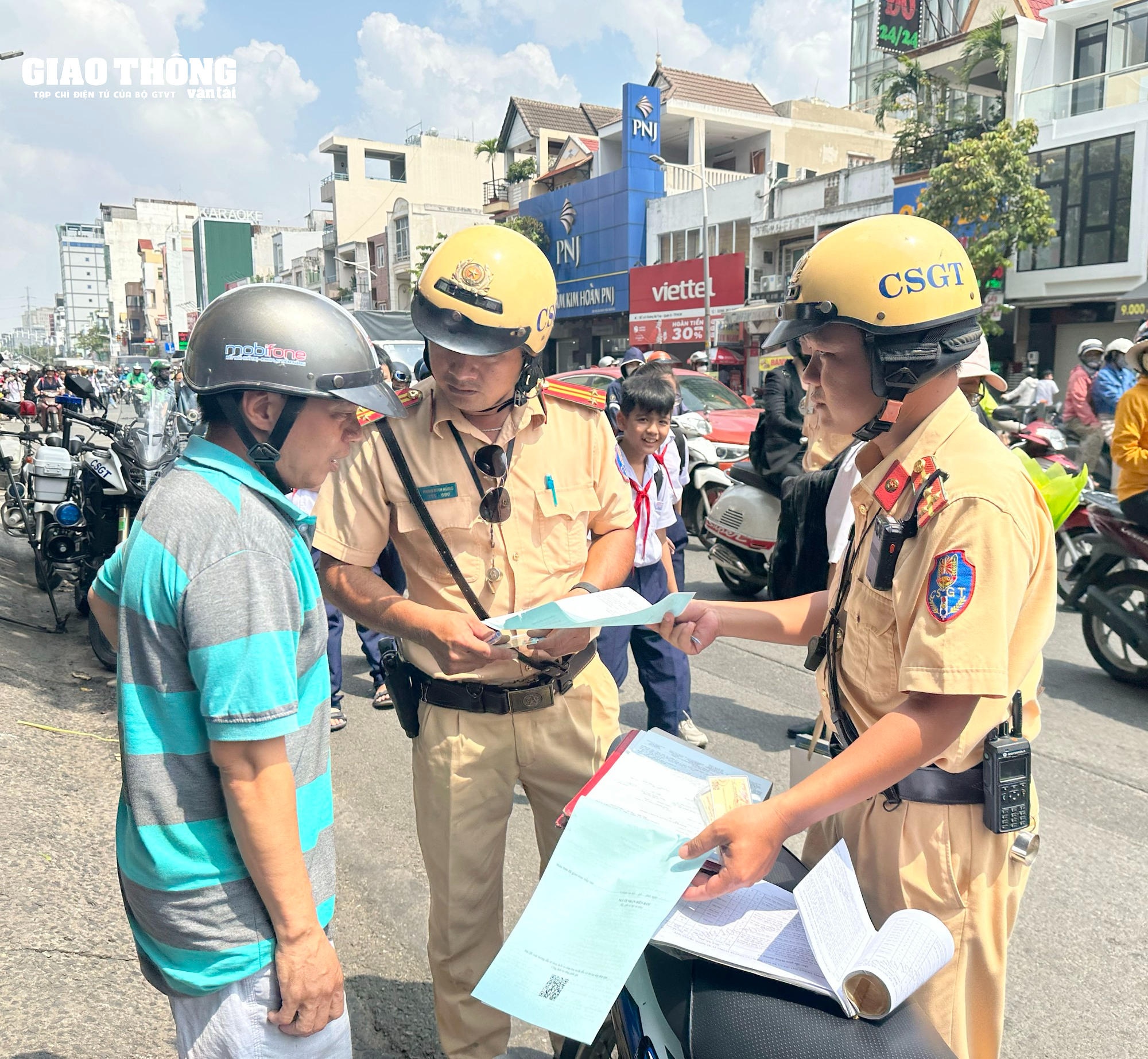 TP. HCM: Không đội mũ bảo hiểm cho con, nhiều phụ huynh bị CSGT phạt - Ảnh 6.