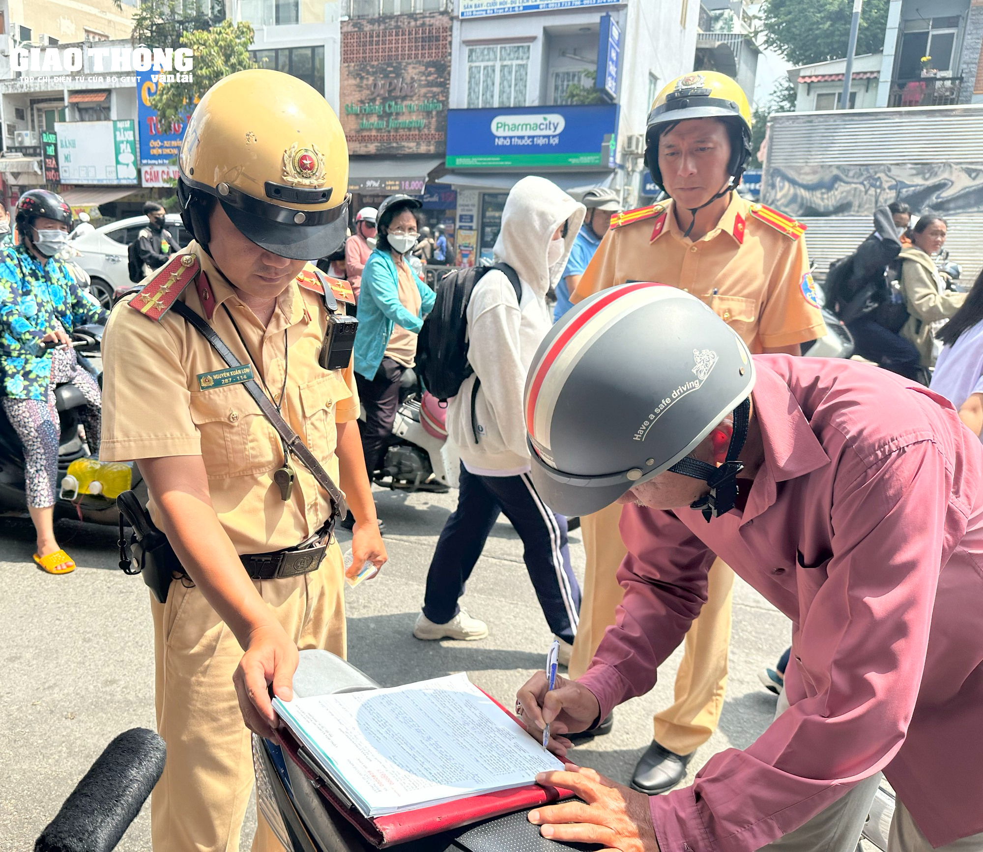 TP. HCM: Không đội mũ bảo hiểm cho con, nhiều phụ huynh bị CSGT phạt - Ảnh 3.