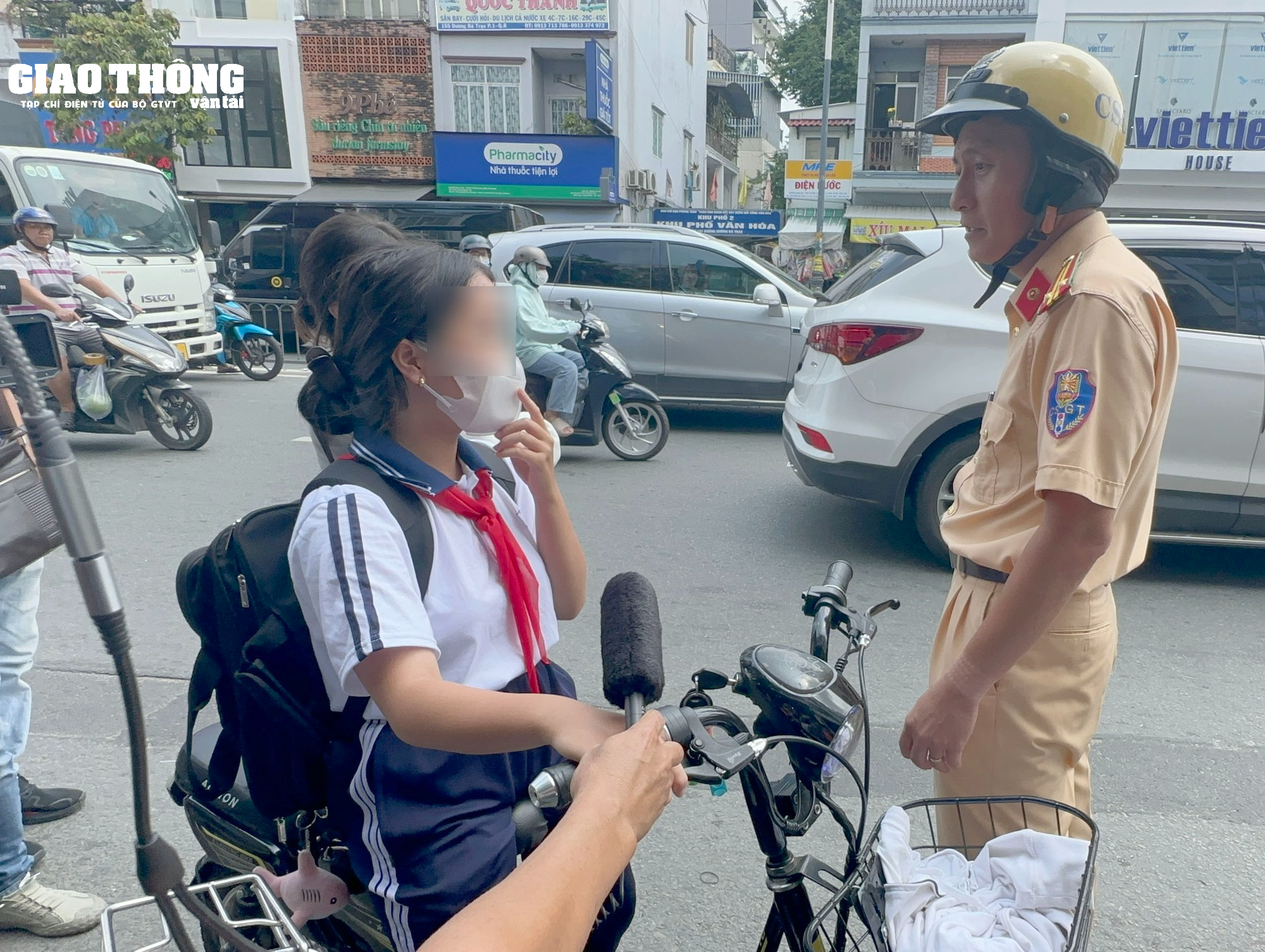 TP. HCM: Không đội mũ bảo hiểm cho con, nhiều phụ huynh bị CSGT phạt - Ảnh 11.