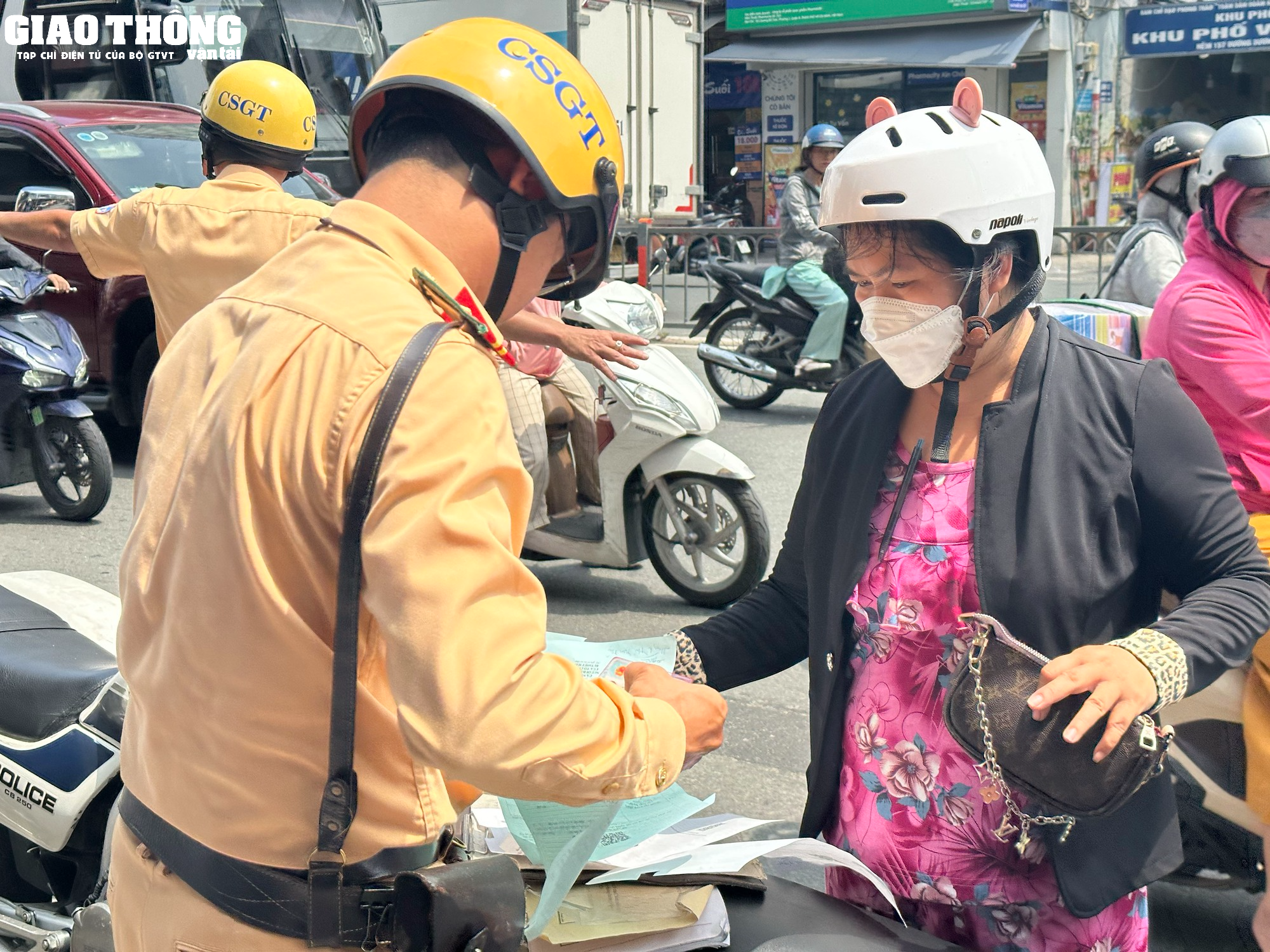 TP. HCM: Không đội mũ bảo hiểm cho con, nhiều phụ huynh bị CSGT phạt - Ảnh 5.