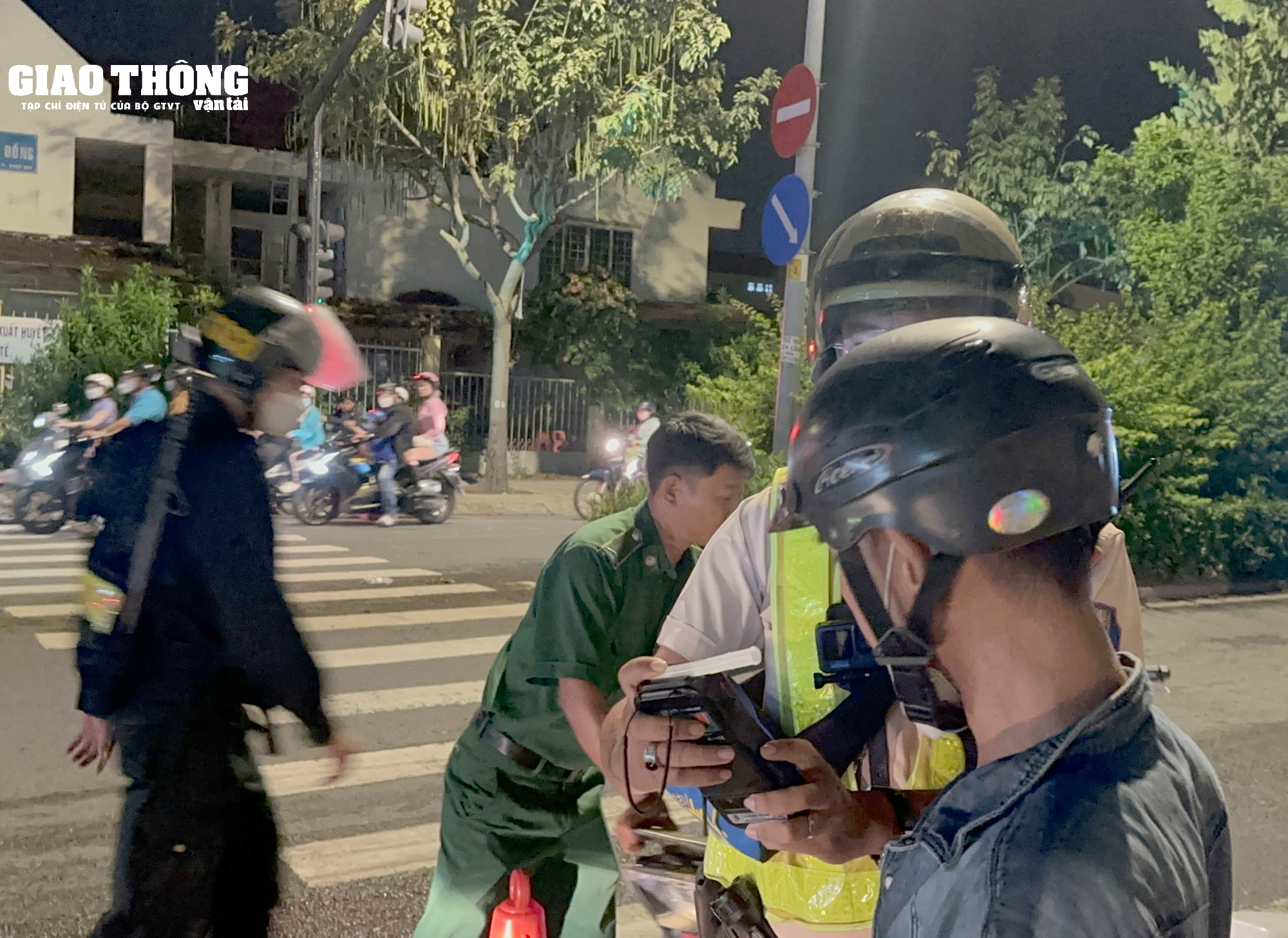 Xuyên đêm theo chân CSGT xử phạt "ma men" vi phạm nồng độ cồn - Ảnh 5.