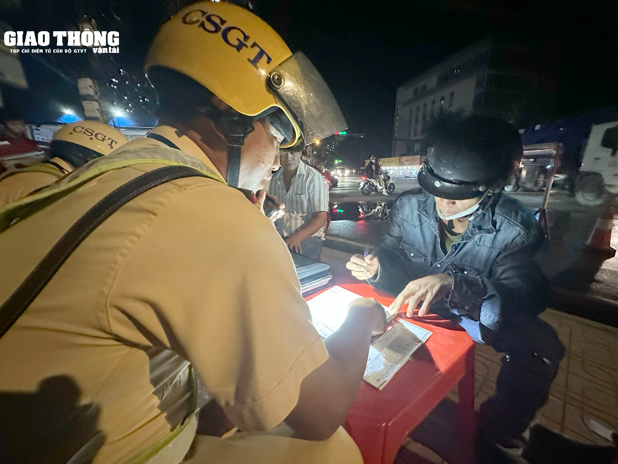 Xuyên đêm theo chân CSGT xử phạt "ma men" vi phạm nồng độ cồn - Ảnh 7.