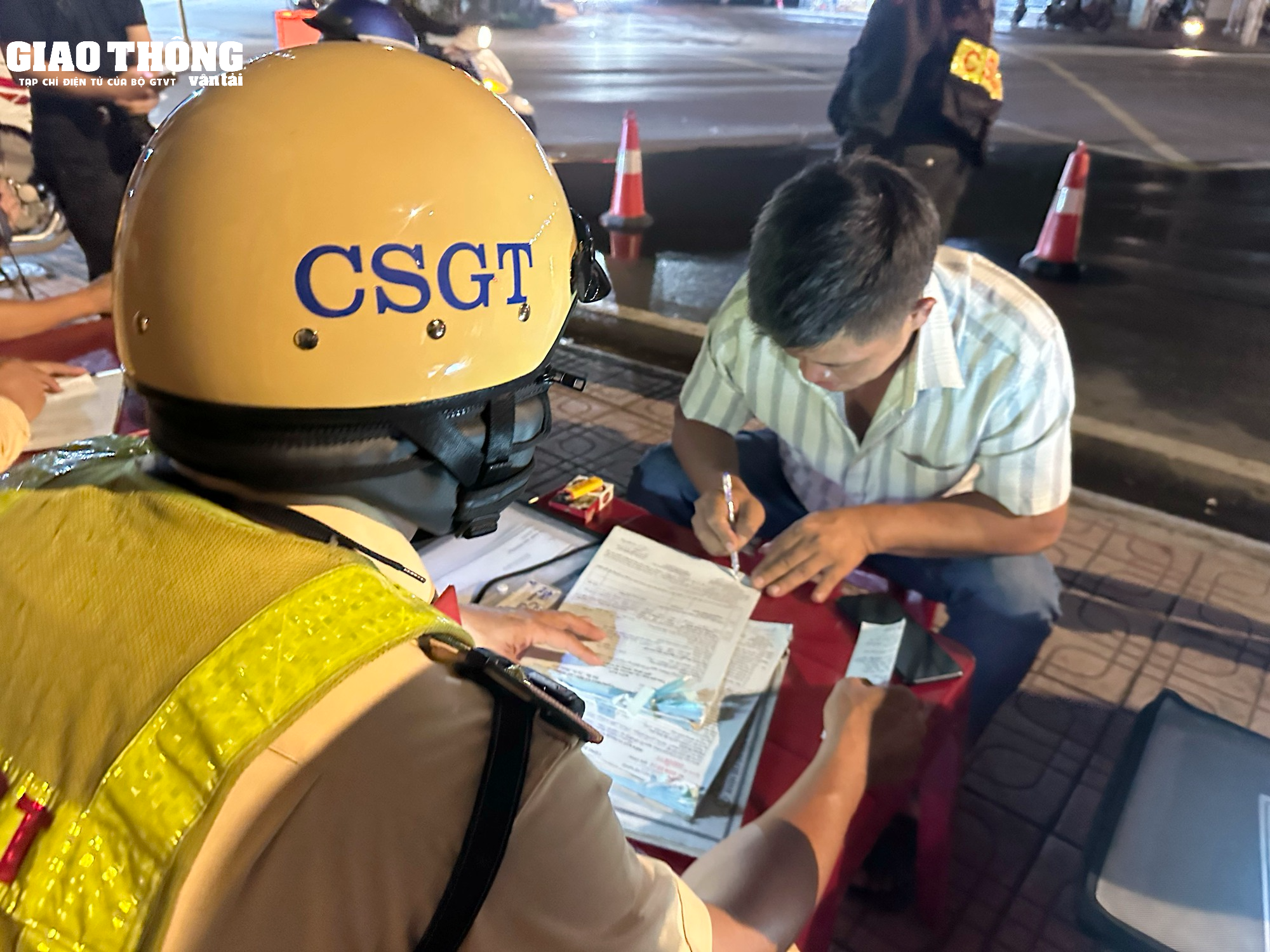 Xuyên đêm theo chân CSGT xử phạt "ma men" vi phạm nồng độ cồn - Ảnh 4.