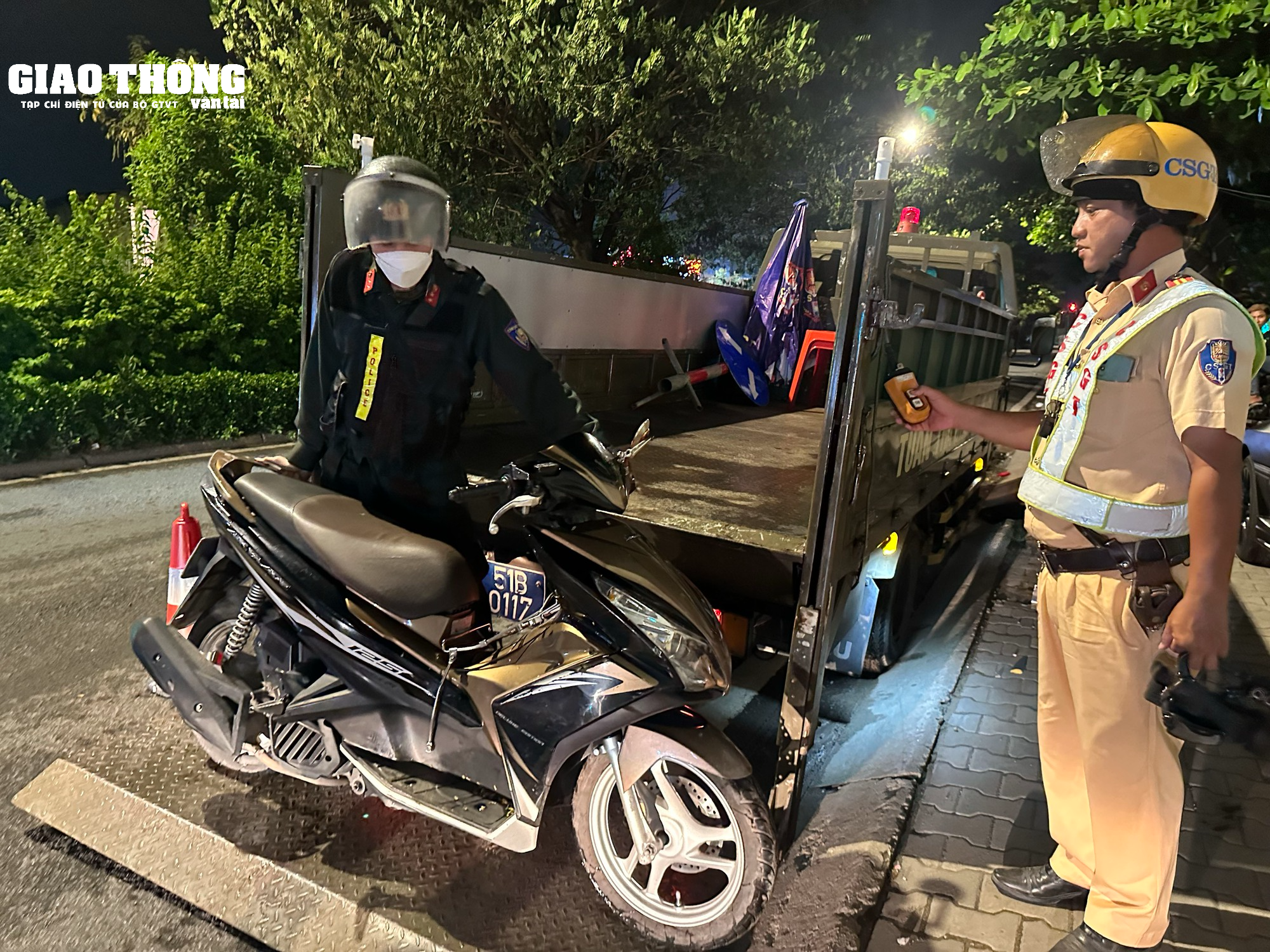 Xuyên đêm theo chân CSGT xử phạt "ma men" vi phạm nồng độ cồn - Ảnh 12.