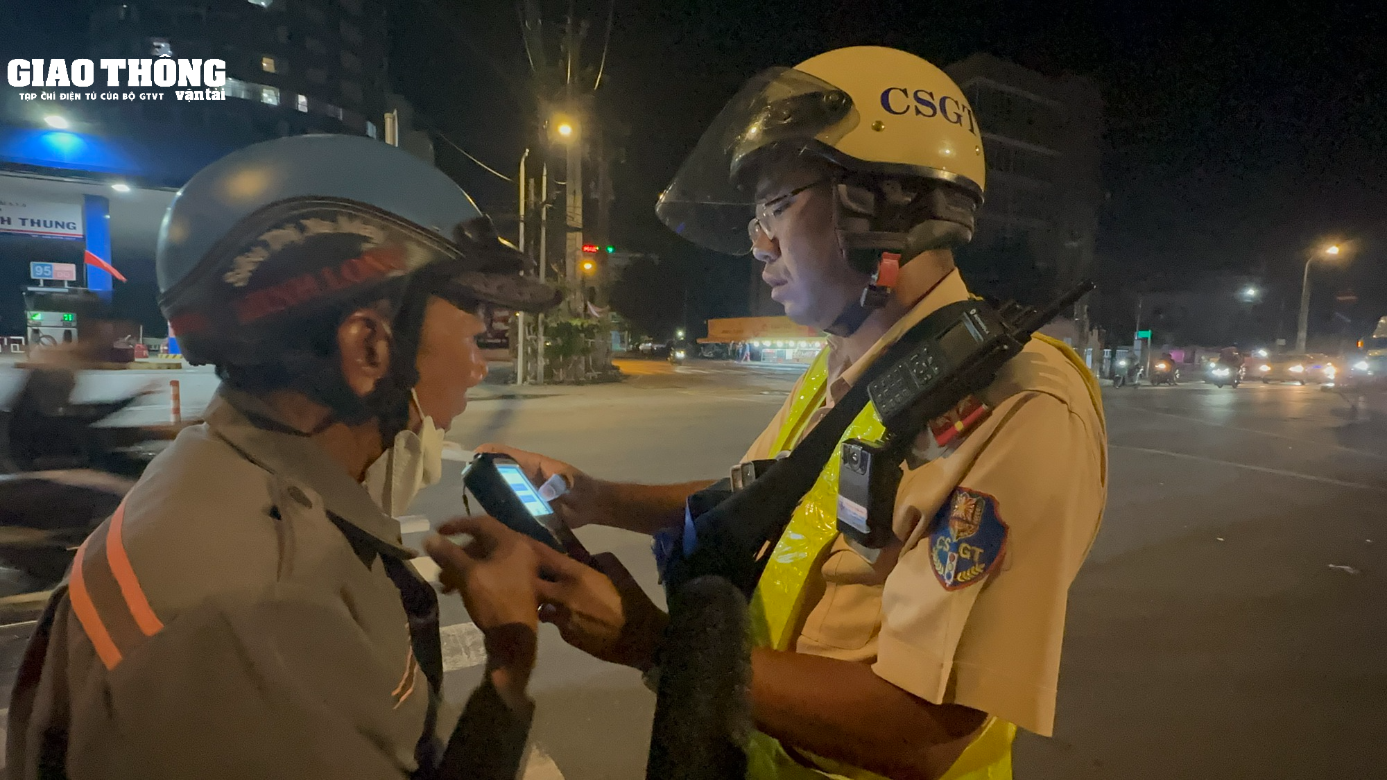 Xuyên đêm theo chân CSGT xử phạt "ma men" vi phạm nồng độ cồn - Ảnh 9.