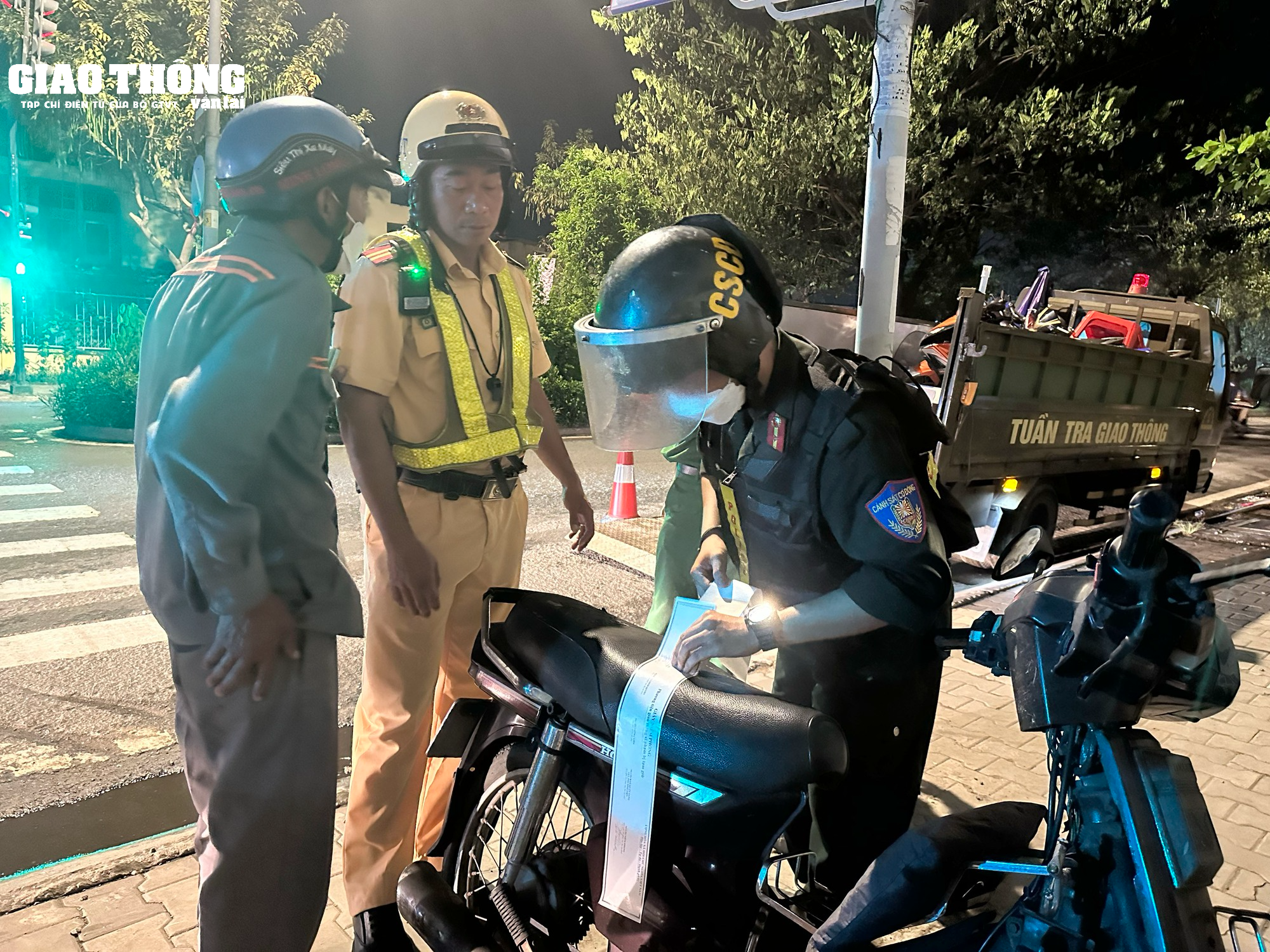 Xuyên đêm theo chân CSGT xử phạt "ma men" vi phạm nồng độ cồn - Ảnh 11.