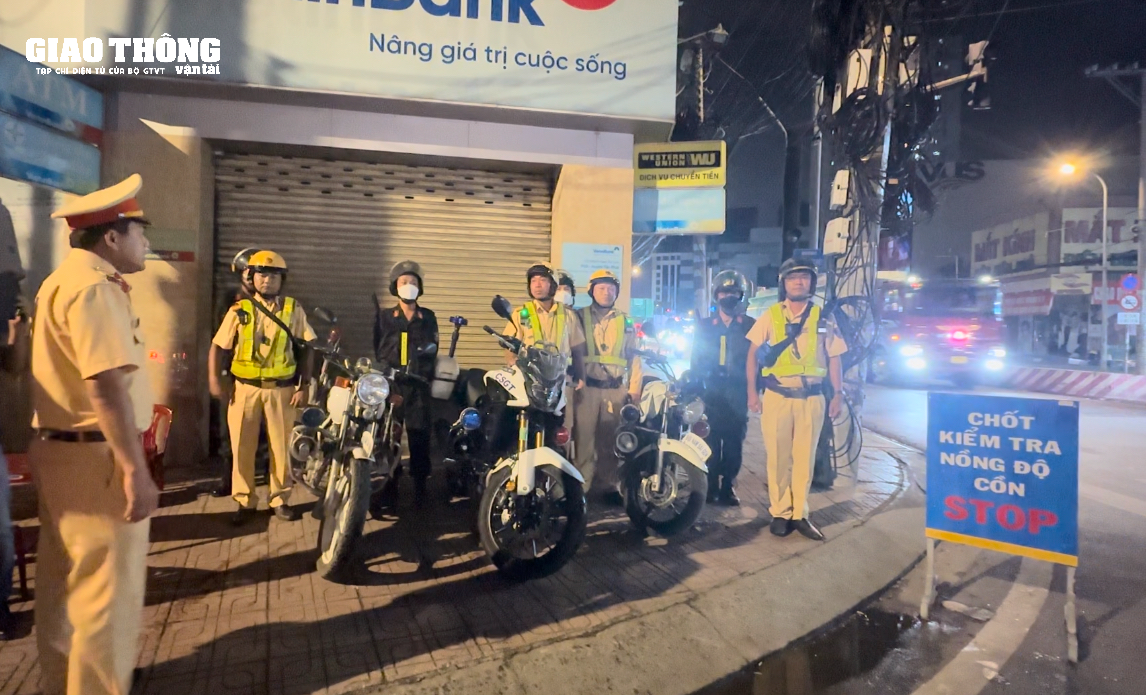 Xuyên đêm theo chân CSGT xử phạt "ma men" vi phạm nồng độ cồn - Ảnh 2.