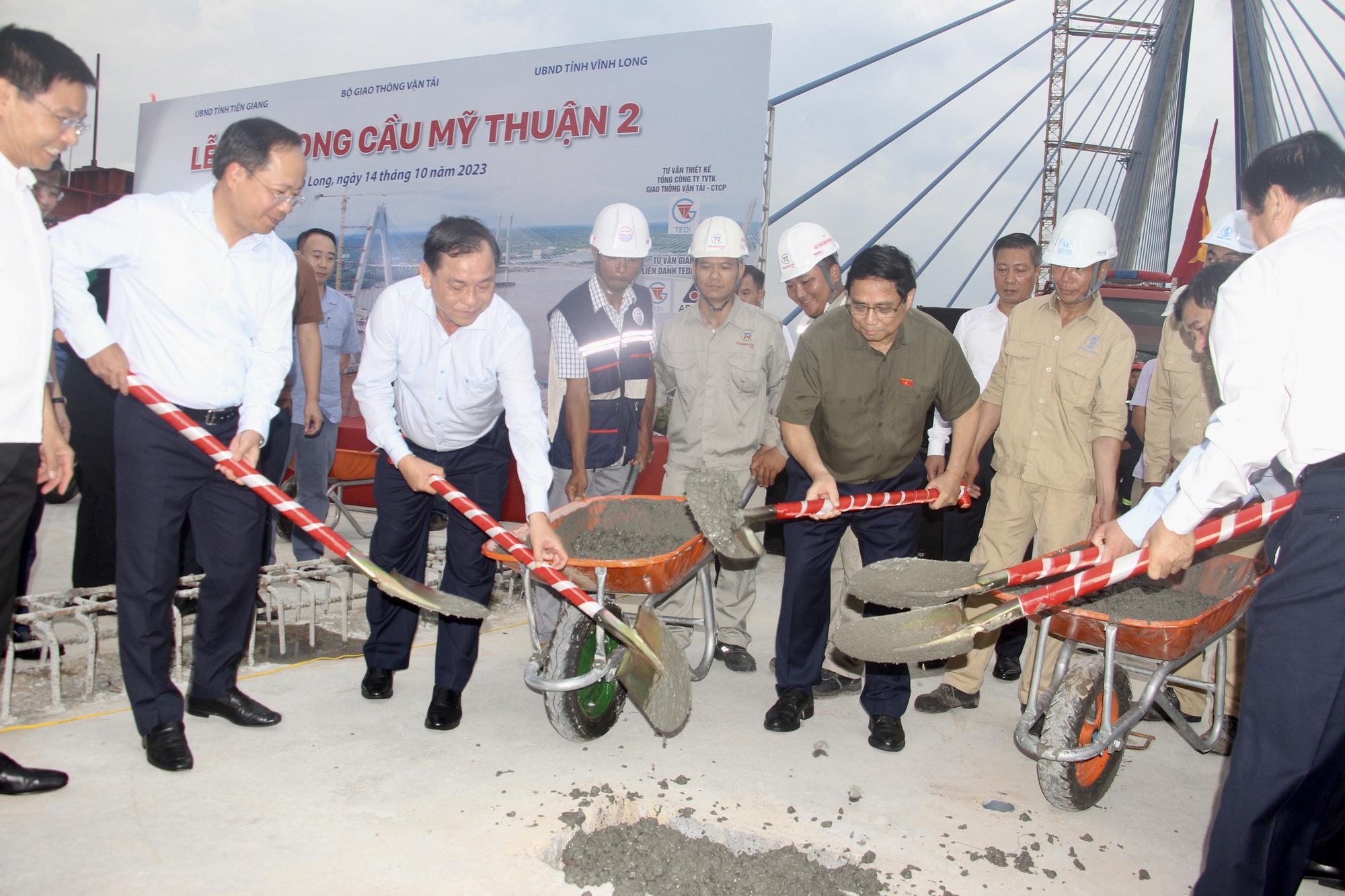 Hợp long cầu Mỹ Thuận 2 - Ảnh 5. Hợp long cầu Mỹ Thuận 2 - Ảnh 5.