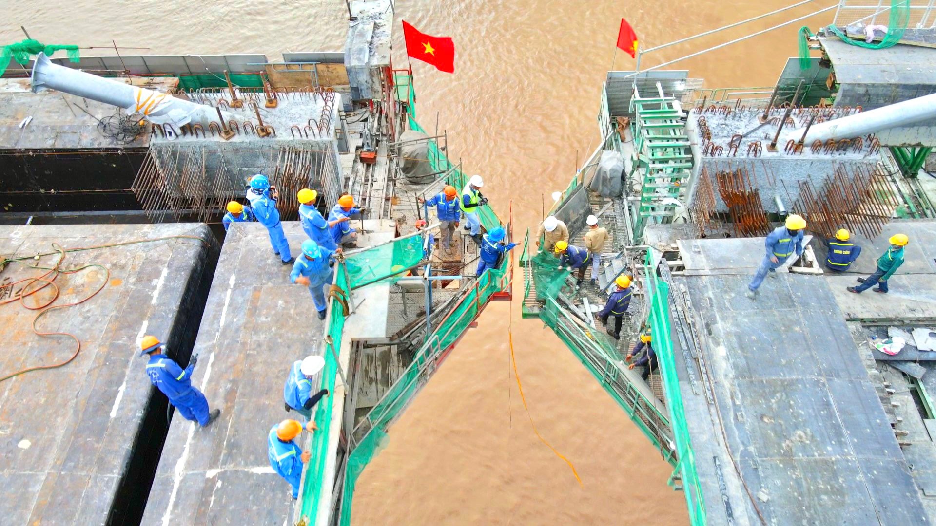 Hợp long cầu Mỹ Thuận 2 - Ảnh 4. Hợp long cầu Mỹ Thuận 2 - Ảnh 4.