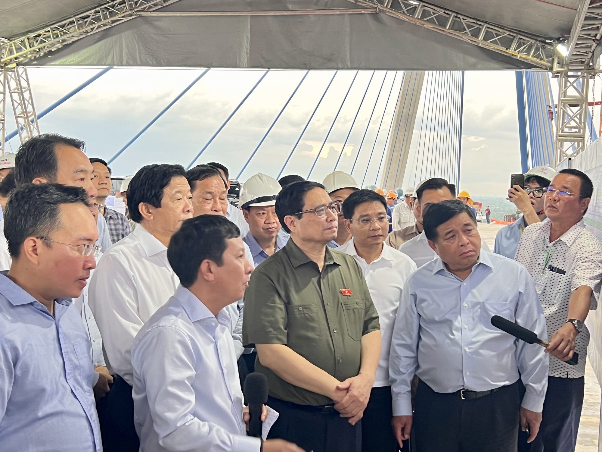 Hợp long cầu Mỹ Thuận 2 - Ảnh 2. Hợp long cầu Mỹ Thuận 2 - Ảnh 2.