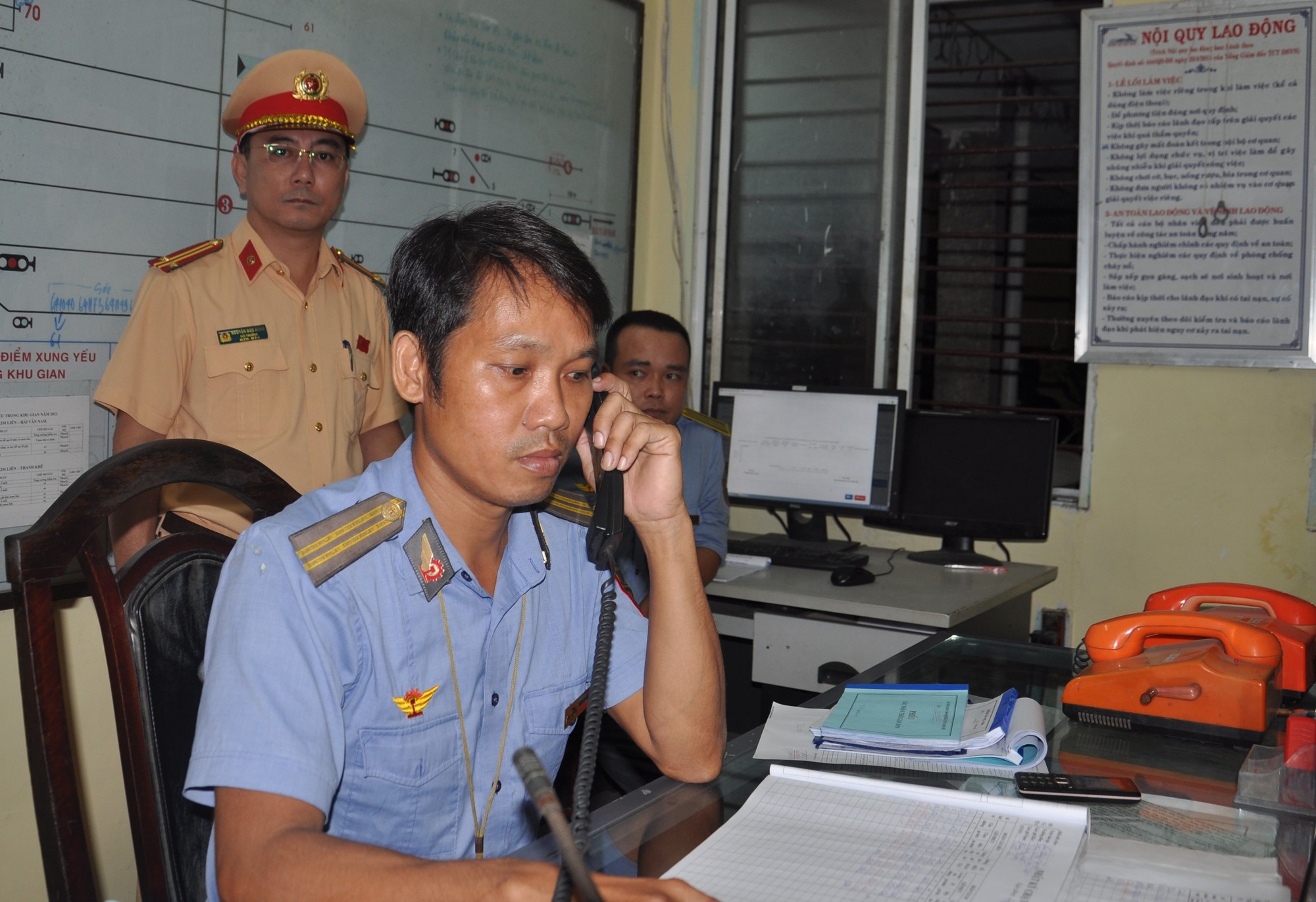 Đảm bảo an toàn chạy tàu Bắc-Nam qua Đà Nẵng trong tình trạng nước ngập nhiều đoạn tuyến - Ảnh 2.