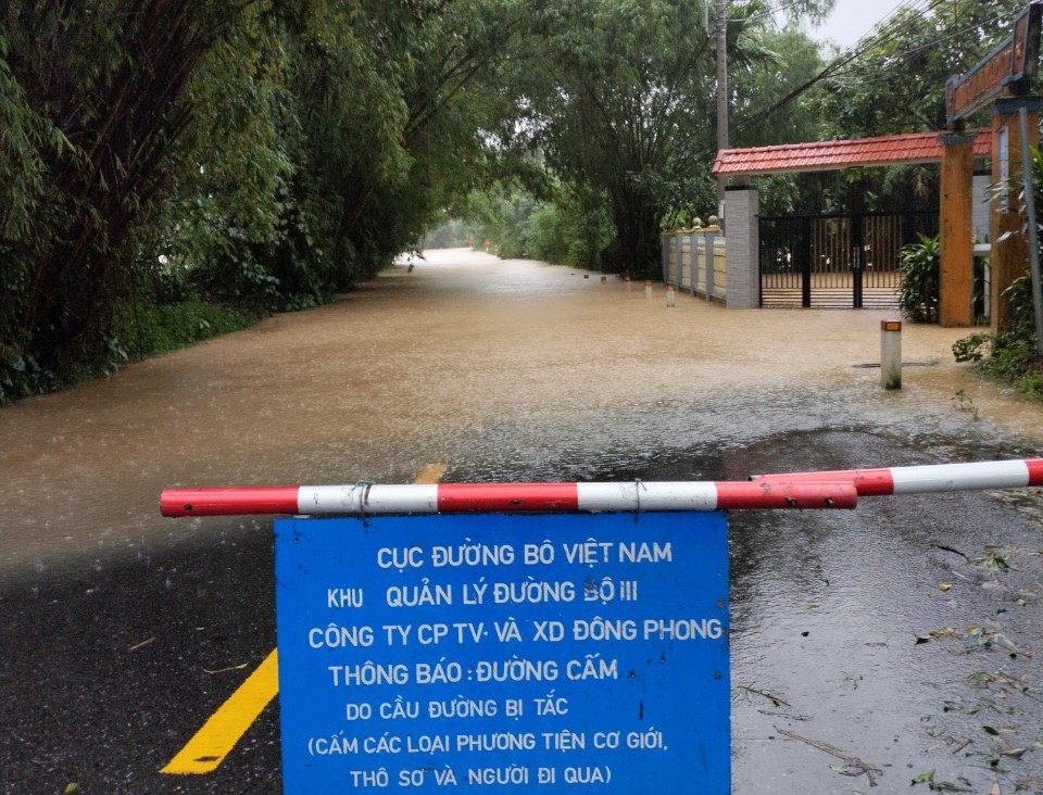 Mưa lũ gây sâu tuyến QL14G qua Đà Nẵng gây tắc đường hoàn toàn - Ảnh 1.