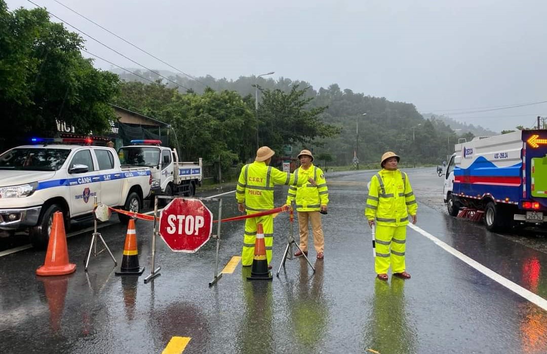 Mưa lũ gây sâu tuyến QL14G qua Đà Nẵng gây tắc đường hoàn toàn - Ảnh 3.