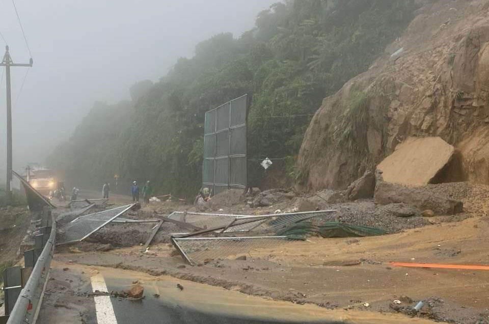 Mưa lũ gây sâu tuyến QL14G qua Đà Nẵng gây tắc đường hoàn toàn - Ảnh 2.