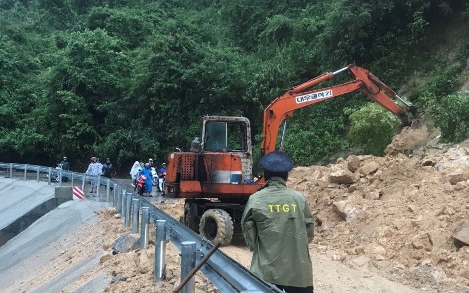 Cận cảnh khắc phục sạt lở, đảm bảo giao thông các tuyến đường quốc lộ, tỉnh lộ ở Quảng Nam - Ảnh 6.