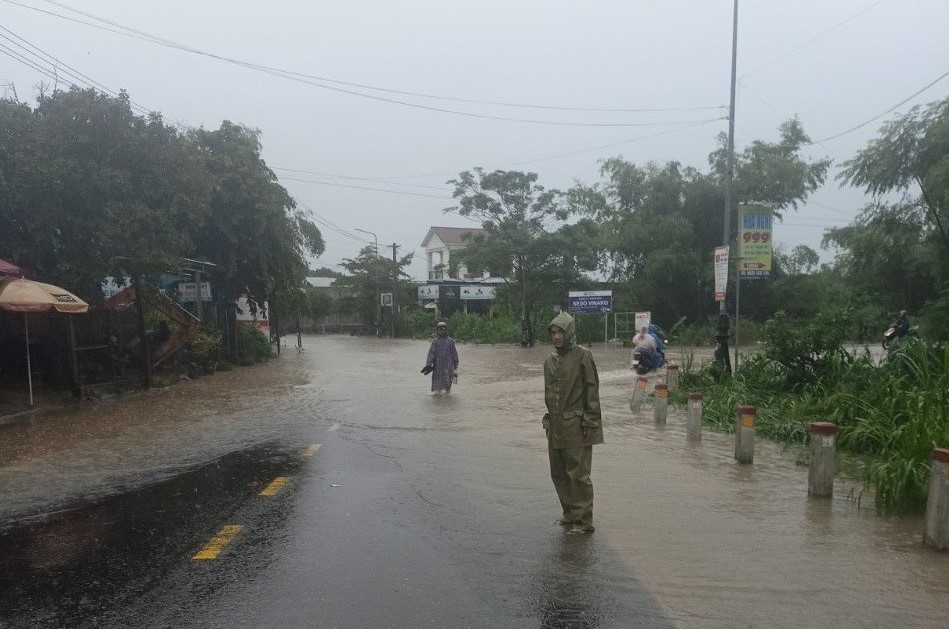 Cận cảnh khắc phục sạt lở, đảm bảo giao thông các tuyến đường quốc lộ, tỉnh lộ ở Quảng Nam - Ảnh 2.