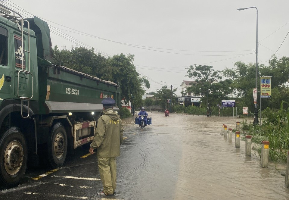 Cận cảnh khắc phục sạt lở, đảm bảo giao thông các tuyến đường quốc lộ, tỉnh lộ ở Quảng Nam - Ảnh 4.