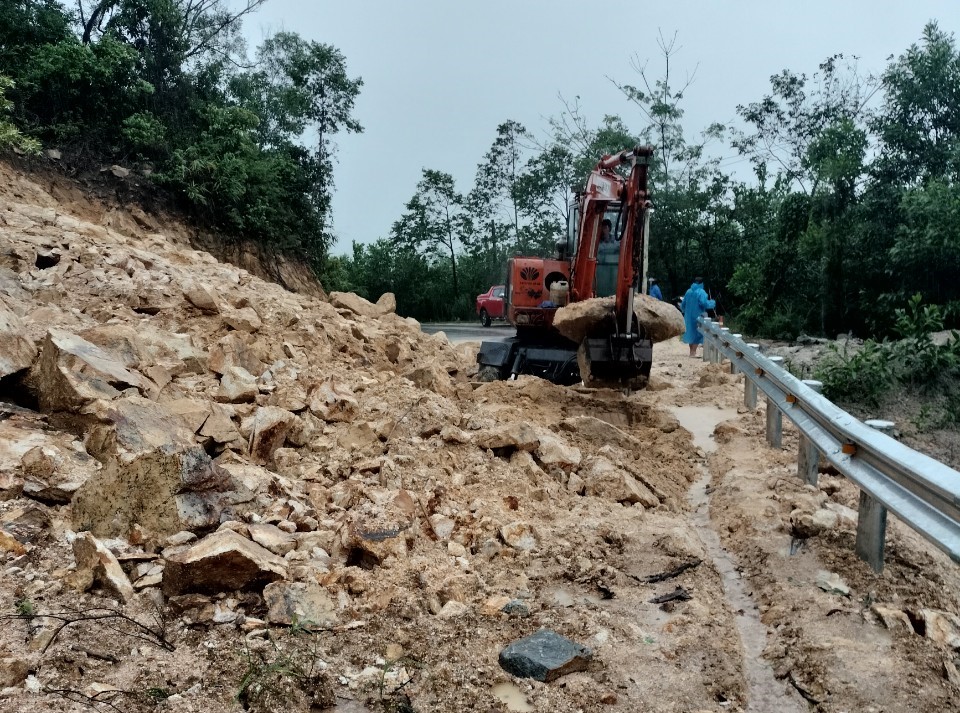 Cận cảnh khắc phục sạt lở, đảm bảo giao thông các tuyến đường quốc lộ, tỉnh lộ ở Quảng Nam - Ảnh 5.