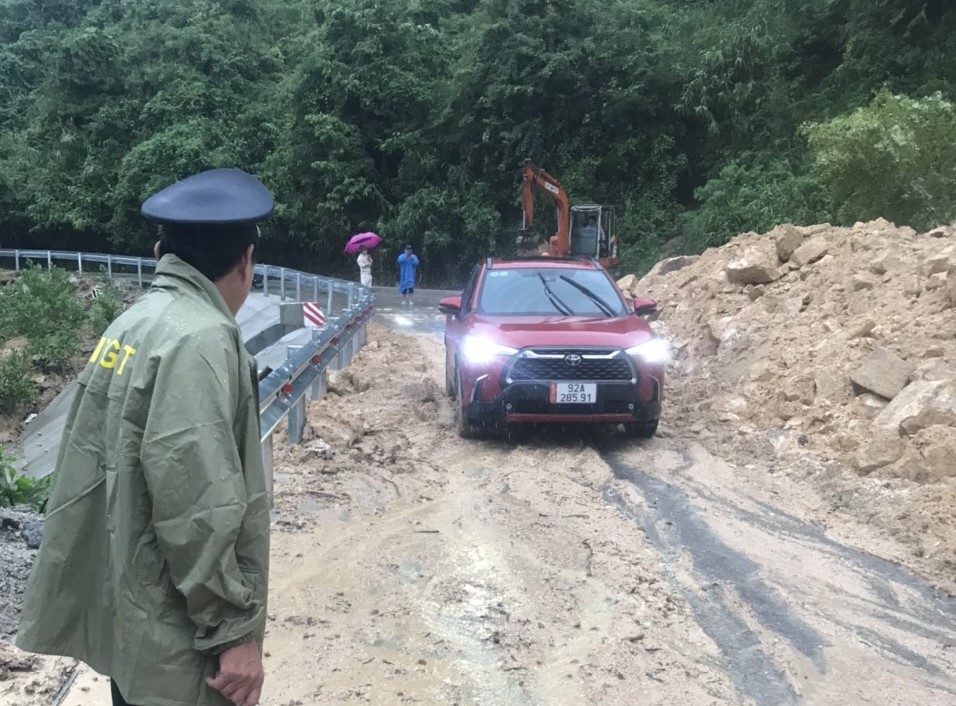 Cận cảnh khắc phục sạt lở, đảm bảo giao thông các tuyến đường quốc lộ, tỉnh lộ ở Quảng Nam - Ảnh 9.