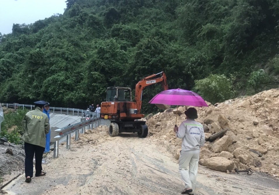 Cận cảnh khắc phục sạt lở, đảm bảo giao thông các tuyến đường quốc lộ, tỉnh lộ ở Quảng Nam - Ảnh 7.