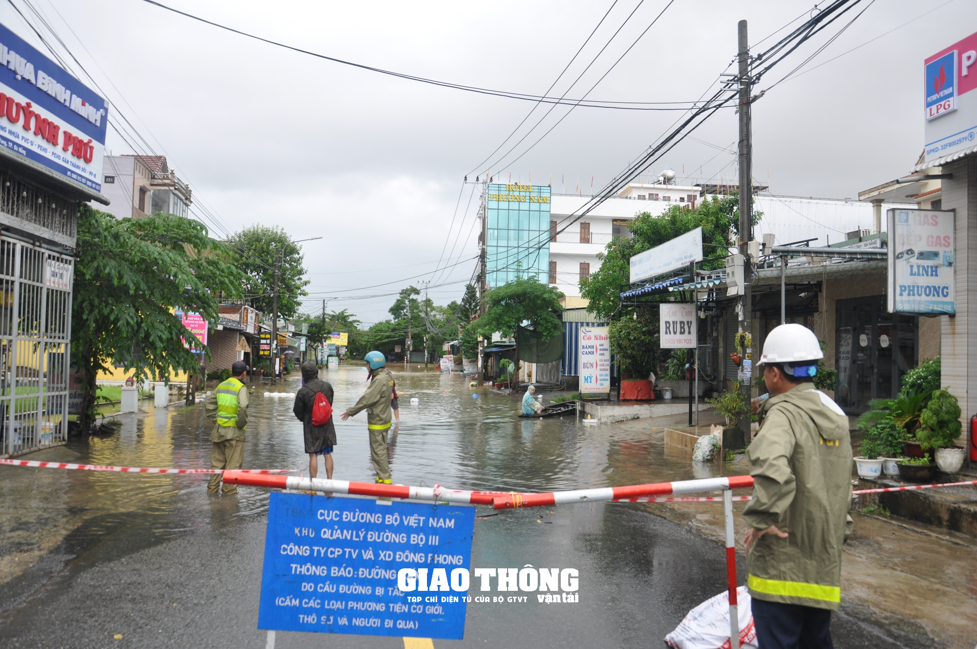 Tiếp tục cấm đường tuyến Ql14G qua Đà Nẵng, phương tiện lưu thông thế nào? - Ảnh 1.