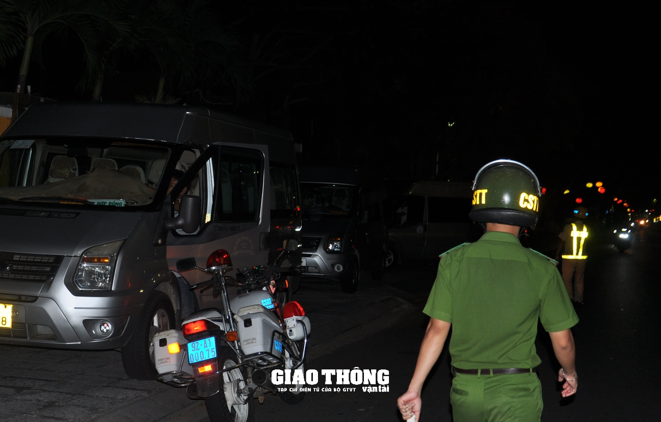 Hội An chấn chỉnh tình trạng chéo kéo du khách, lập lại trật tự đô thị - Ảnh 1. Hội An chấn chỉnh tình trạng chéo kéo du khách, lập lại trật tự đô thị - Ảnh 1.