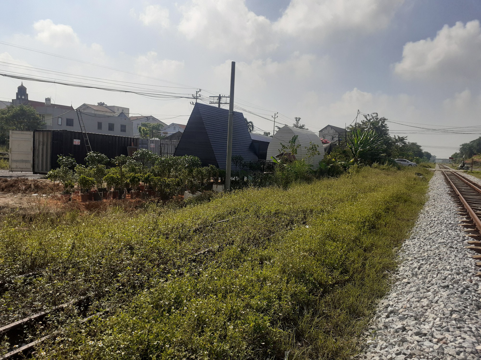 Dự án khu đô thị, nhà dân "đua nhau" lấn chiếm đất ga đường sắt tuyến Đông Anh – Quán Triều  - Ảnh 1.