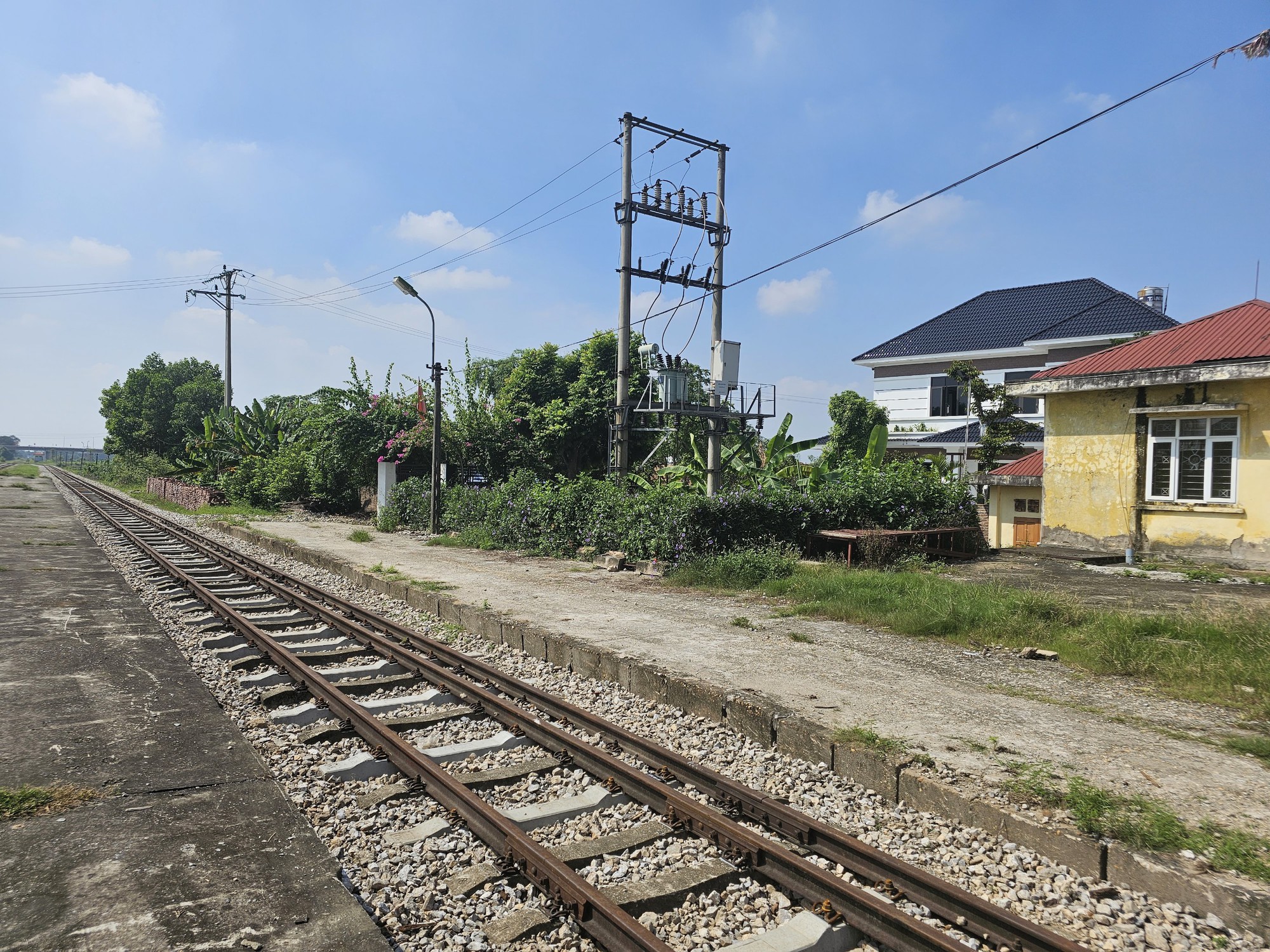 Dự án khu đô thị, nhà dân "đua nhau" lấn chiếm đất ga đường sắt tuyến Đông Anh – Quán Triều  - Ảnh 3.